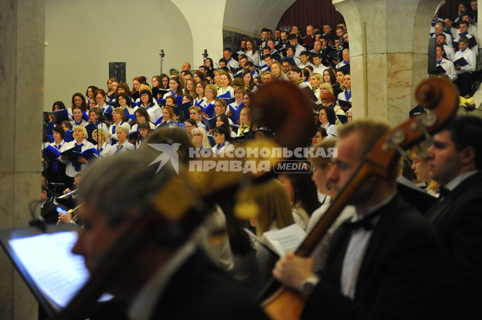 Москва.    Исполнение оперы Пьетро Масканьи `Сельская честь` во время ночного концерта, посвященного 81-летию метро, в вестибюле станции  `Кропоткинская` в рамках ежегодной акции `Ночь музыки в метро`.