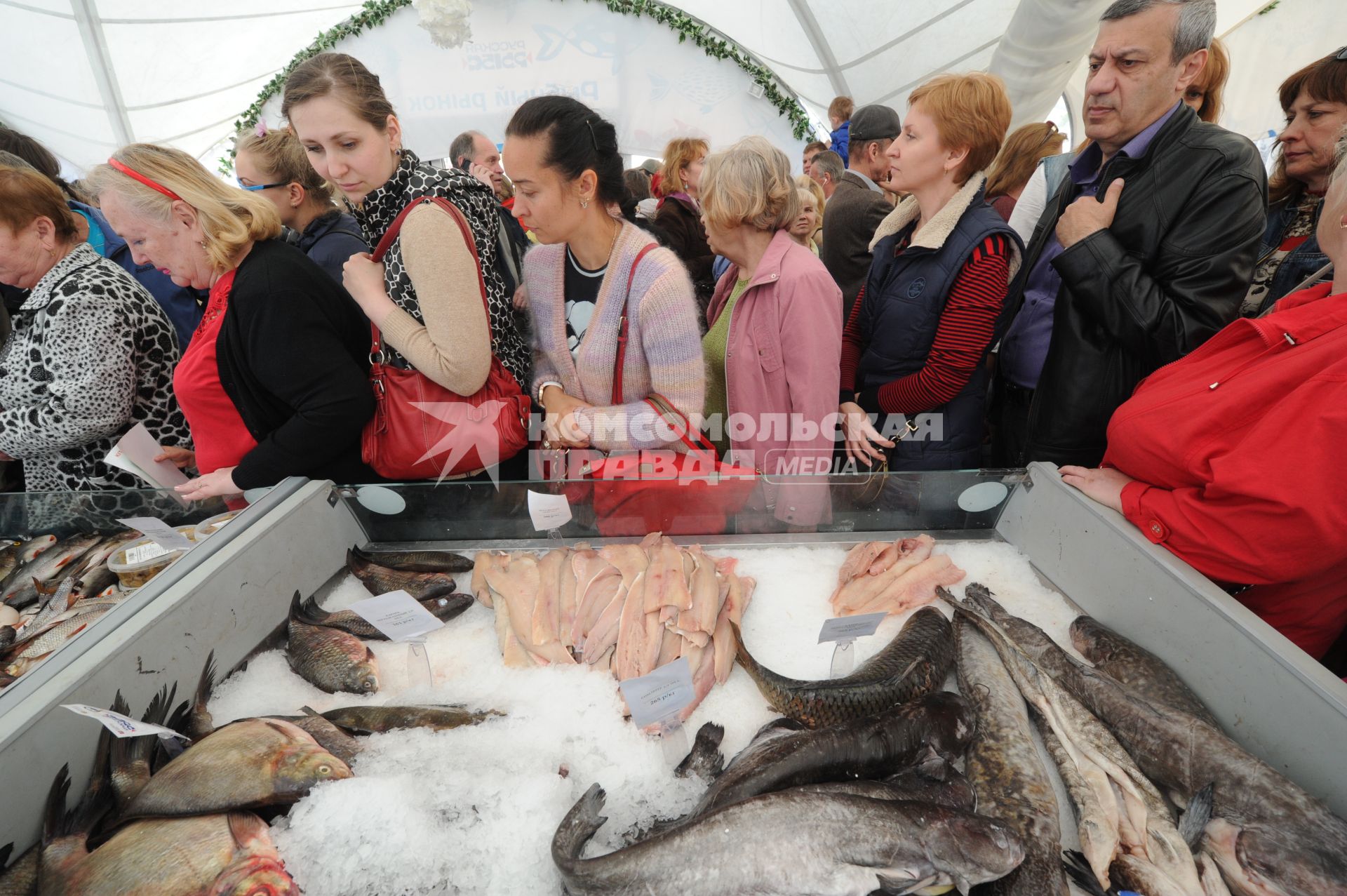 Москва. Посетители  второго гастрономического фестиваля `Рыбная неделя` на одной из площадок около ЦУМа , посвященной  порту Калининград.