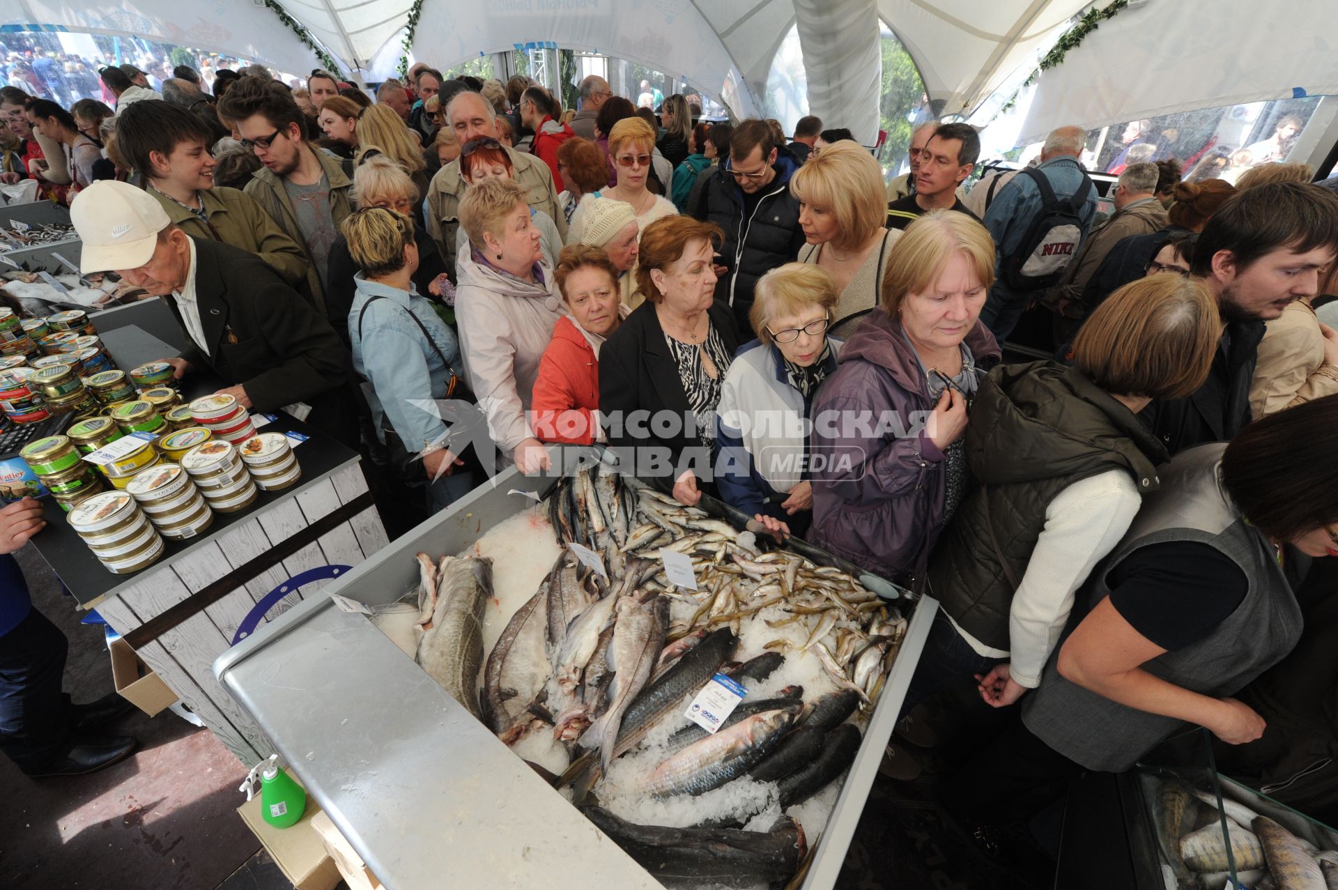 Москва. Посетители  второго гастрономического фестиваля `Рыбная неделя` на одной из площадок около ЦУМа , посвященной  порту Калининград.