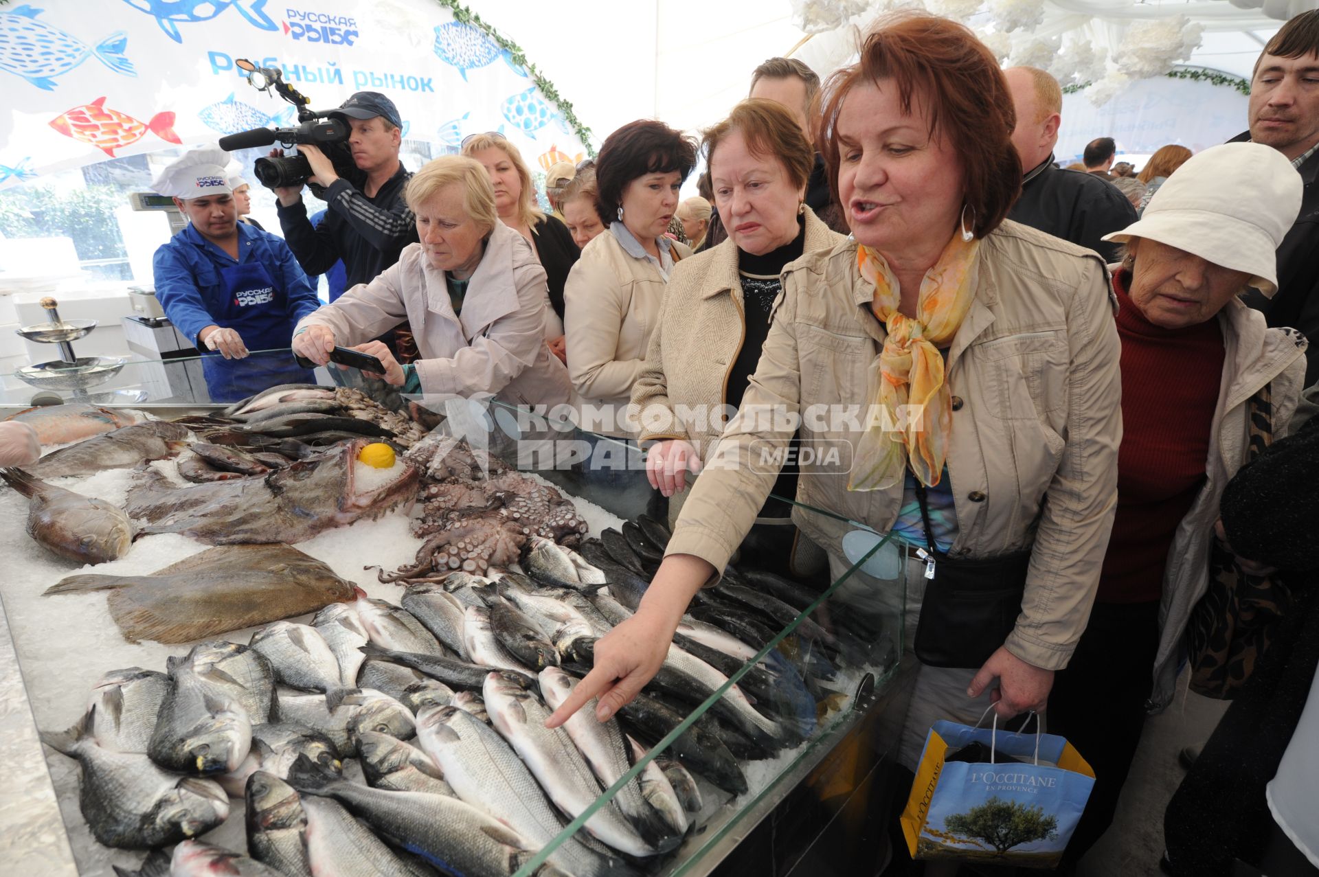 Москва. Участники  и посетители  второго гастрономического фестиваля `Рыбная неделя` на одной из площадок около ЦУМа , посвященной  порту Калининград.