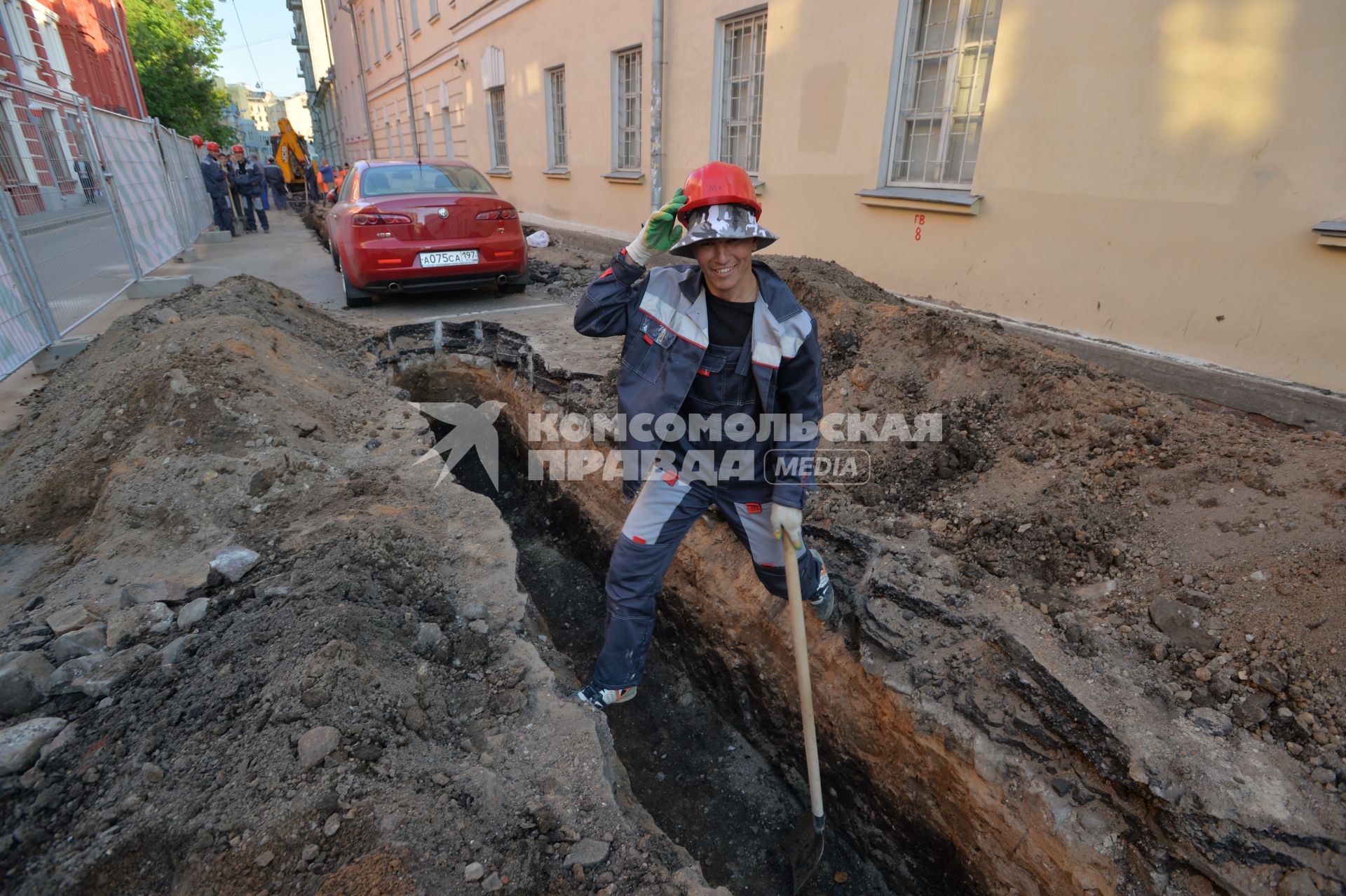 Москва. Машина в  Калашном  переулке  оказалась зажата между двумя траншеями и забором из-за внезапно начавшегося ремонта.