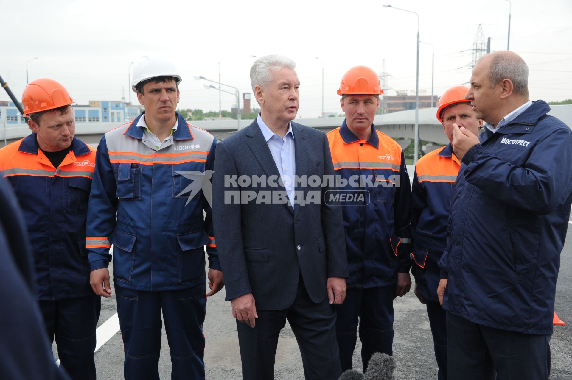 Москва.   Мэр Москвы Сергей Собянин (в центре) во время открытия новой эстакады на Рябиновой улице.