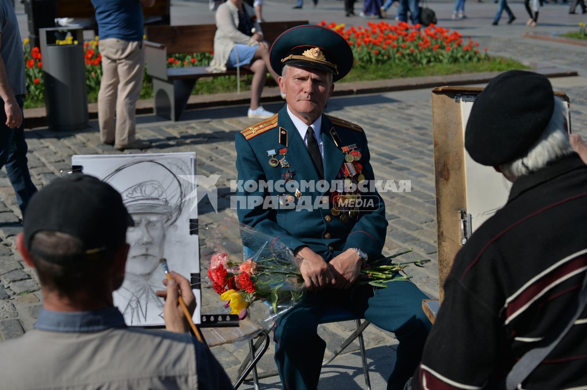 Москва.  Художник рисует портрет  ветерана  во время празднования на Поклонной горе 71-й годовщины Победы в Великой Отечественной войне.