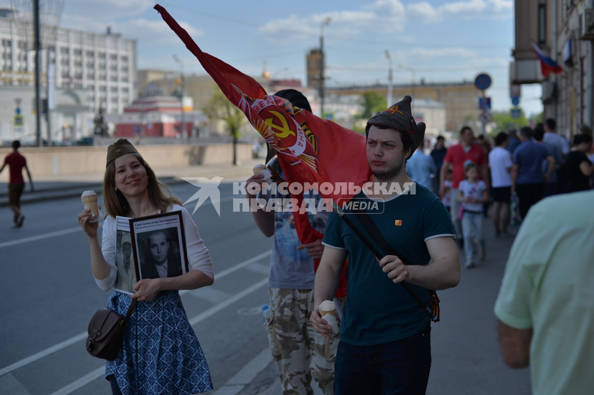 Москва.  Участники акции памяти `Бессмертный полк` во время шествия в День Победы.