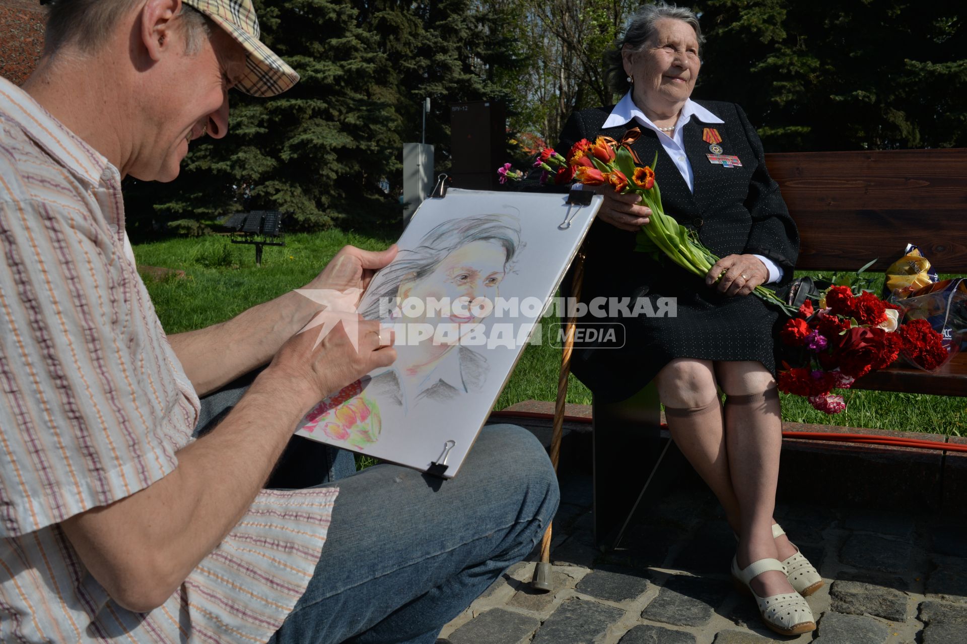 Москва.  Художник  рисует  портрет  ветерана во время празднования на Поклонной горе 71-й годовщины Победы в Великой Отечественной войне.