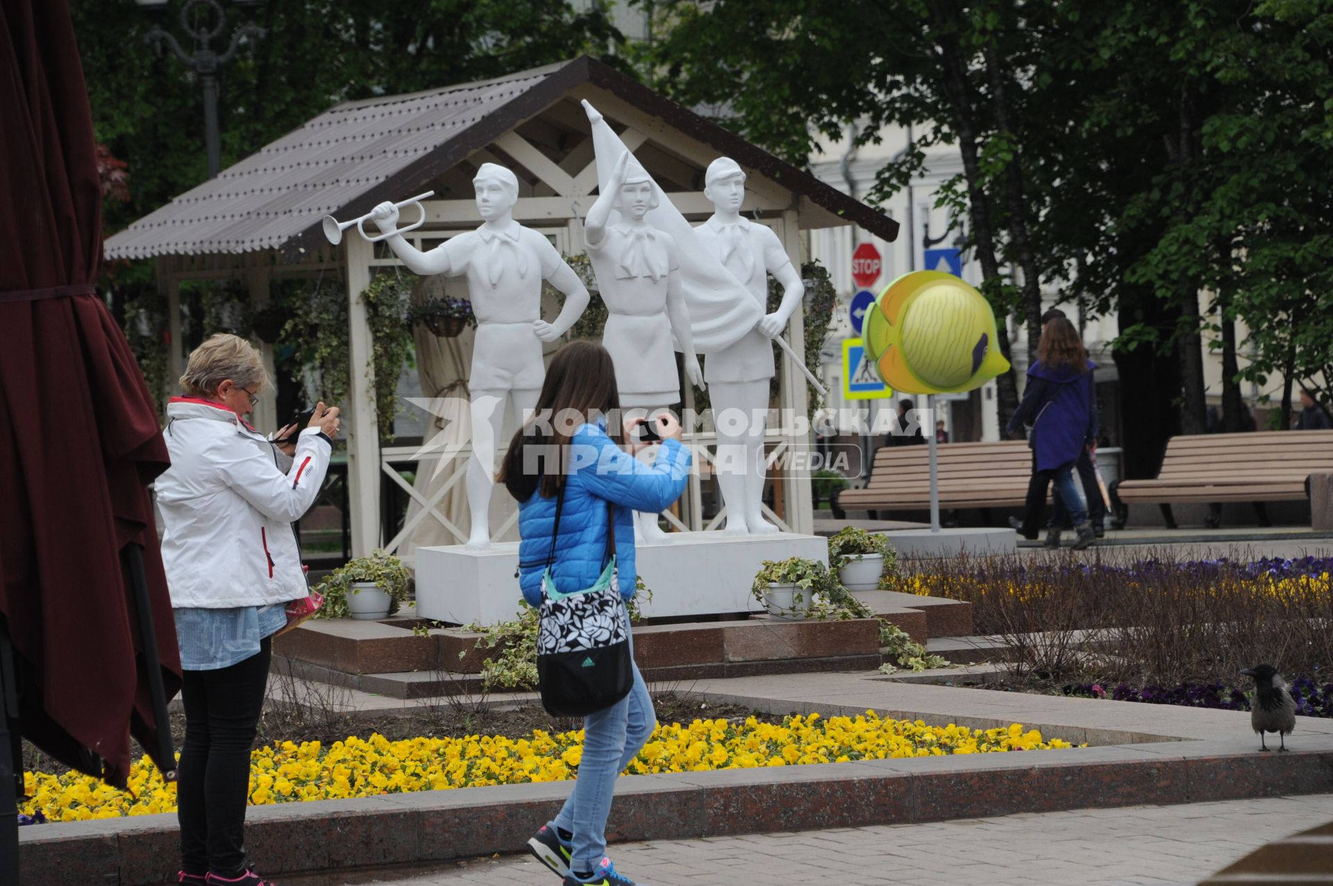 Москва.  Фигуры в стиле советской парковой скульптуры, установленные к фестивалю `Московская весна` в Новопушкинском сквере.