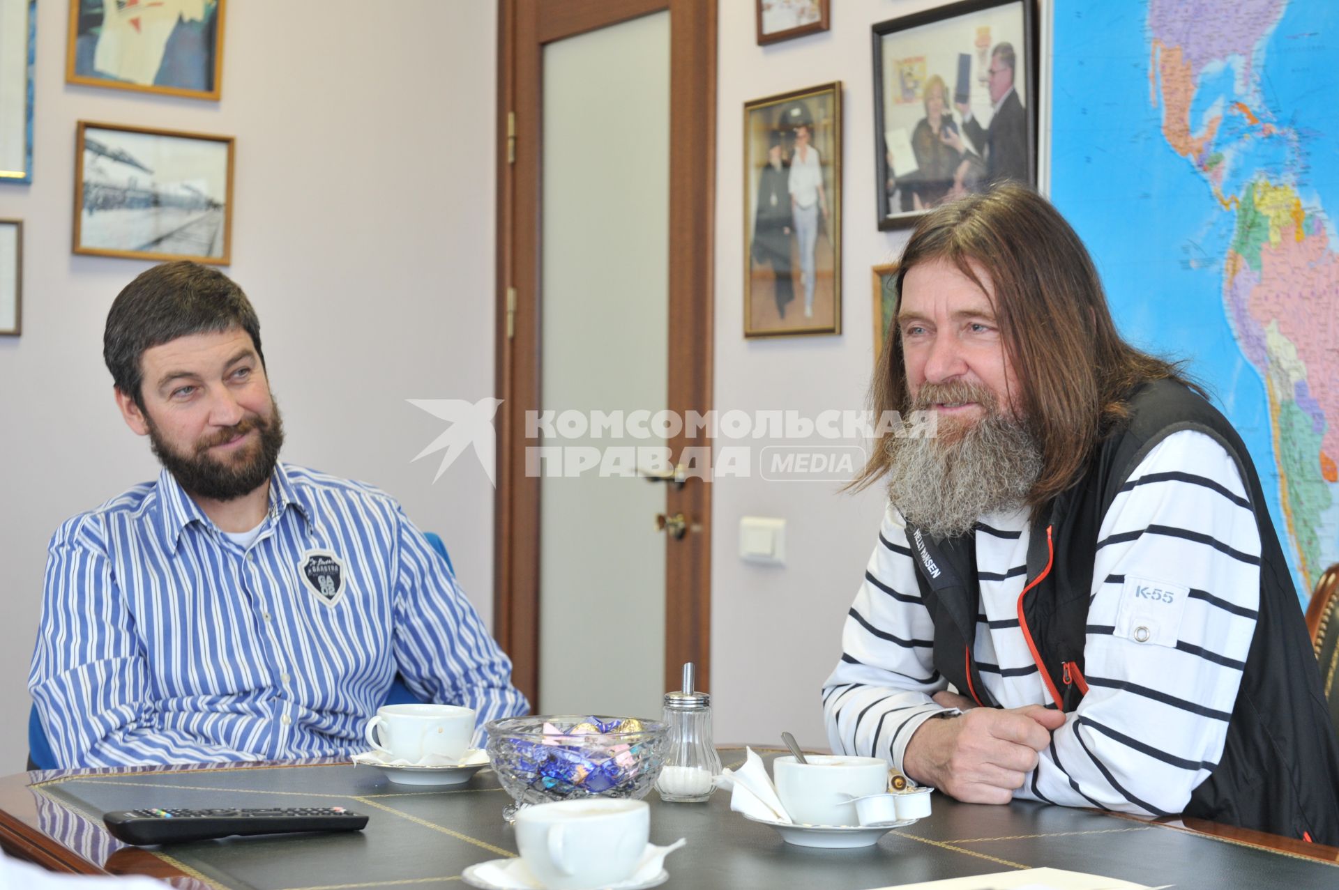 Москва. Путешественник Федор Конюхов с сыном Оскаром Конюховым (слева) в редакции `Комсомольской правды`.