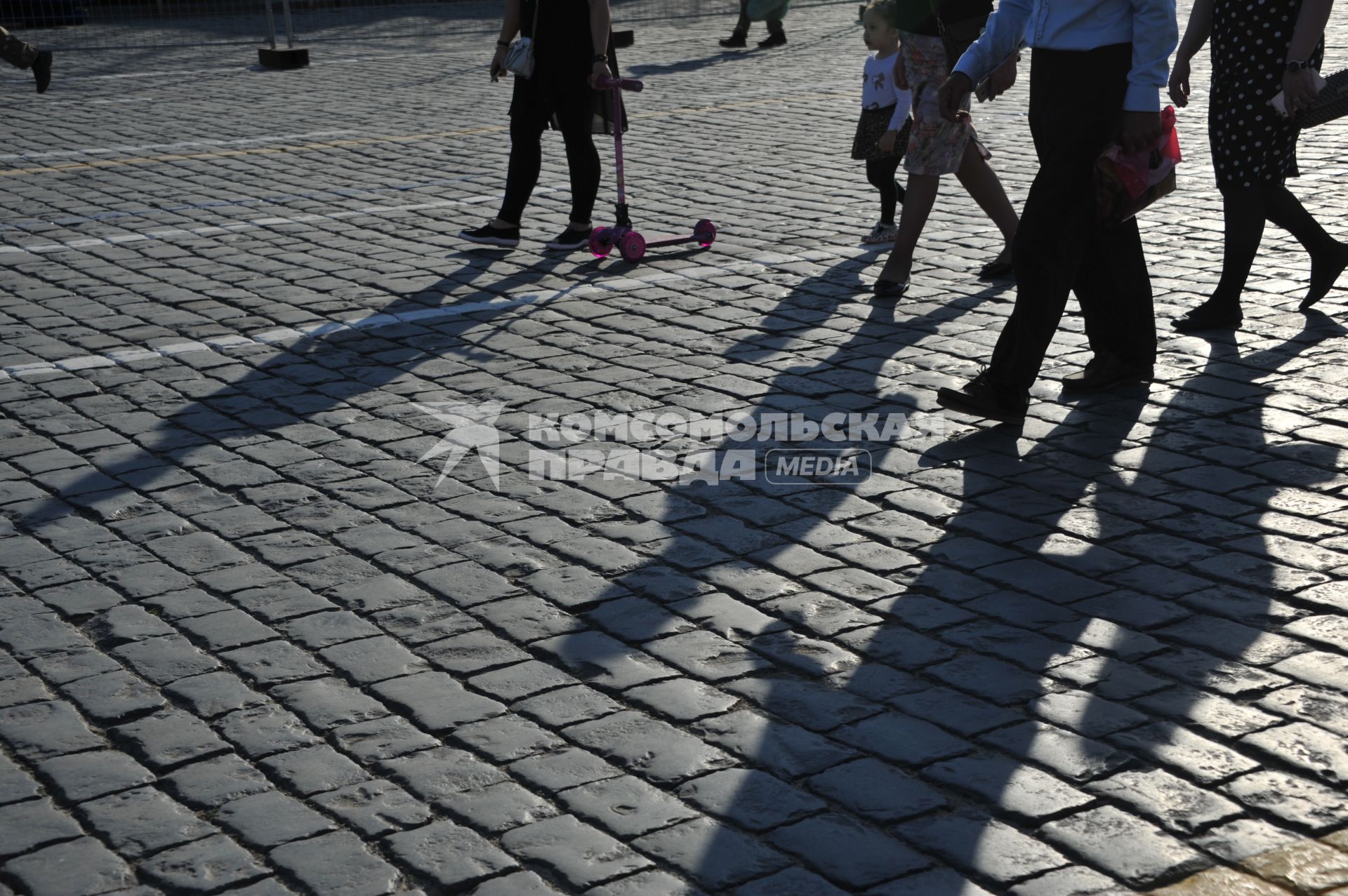 Москва.    Прохожие на Красной площади.