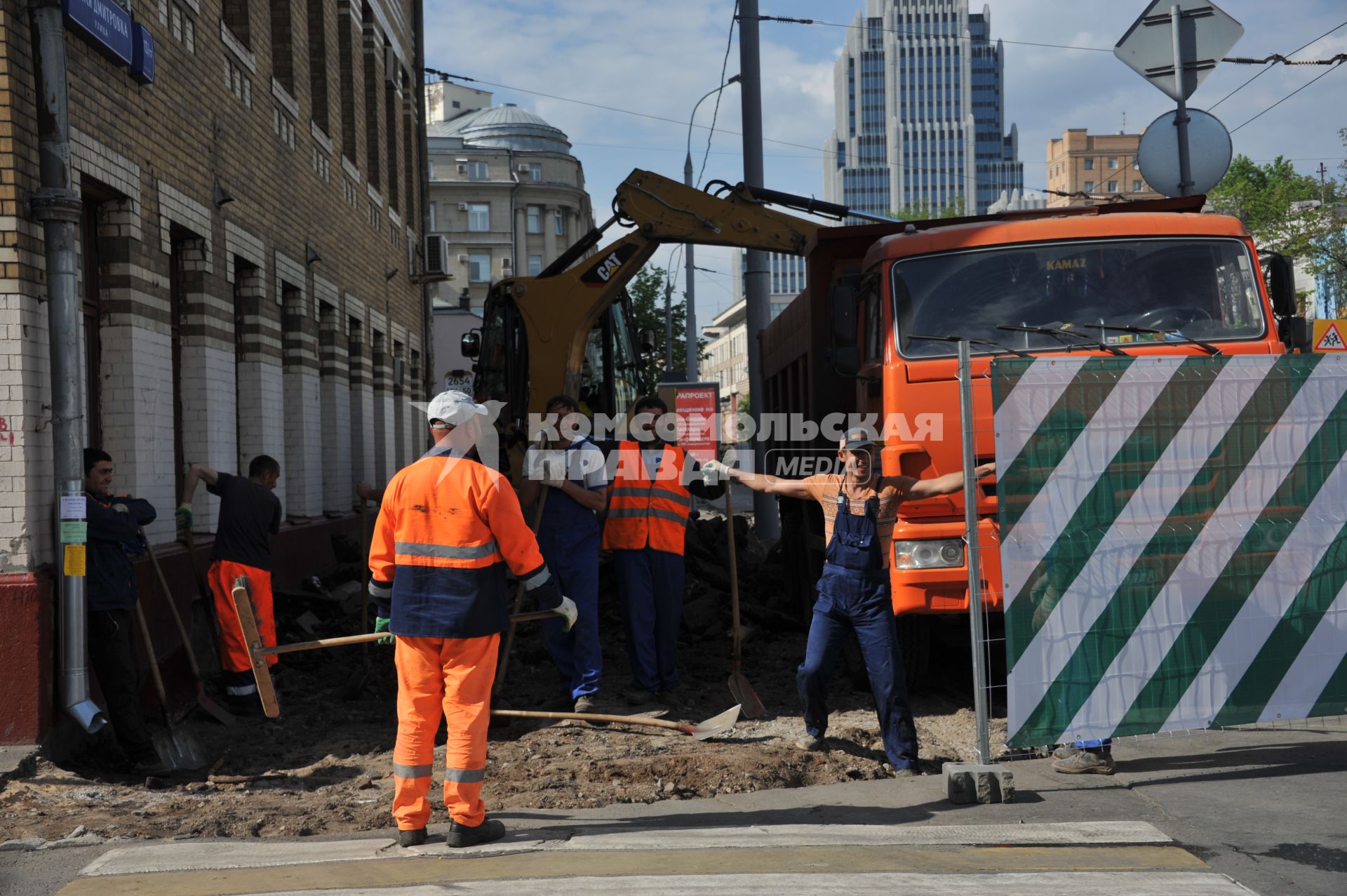 Москва.  Дорожные работы на улице города.