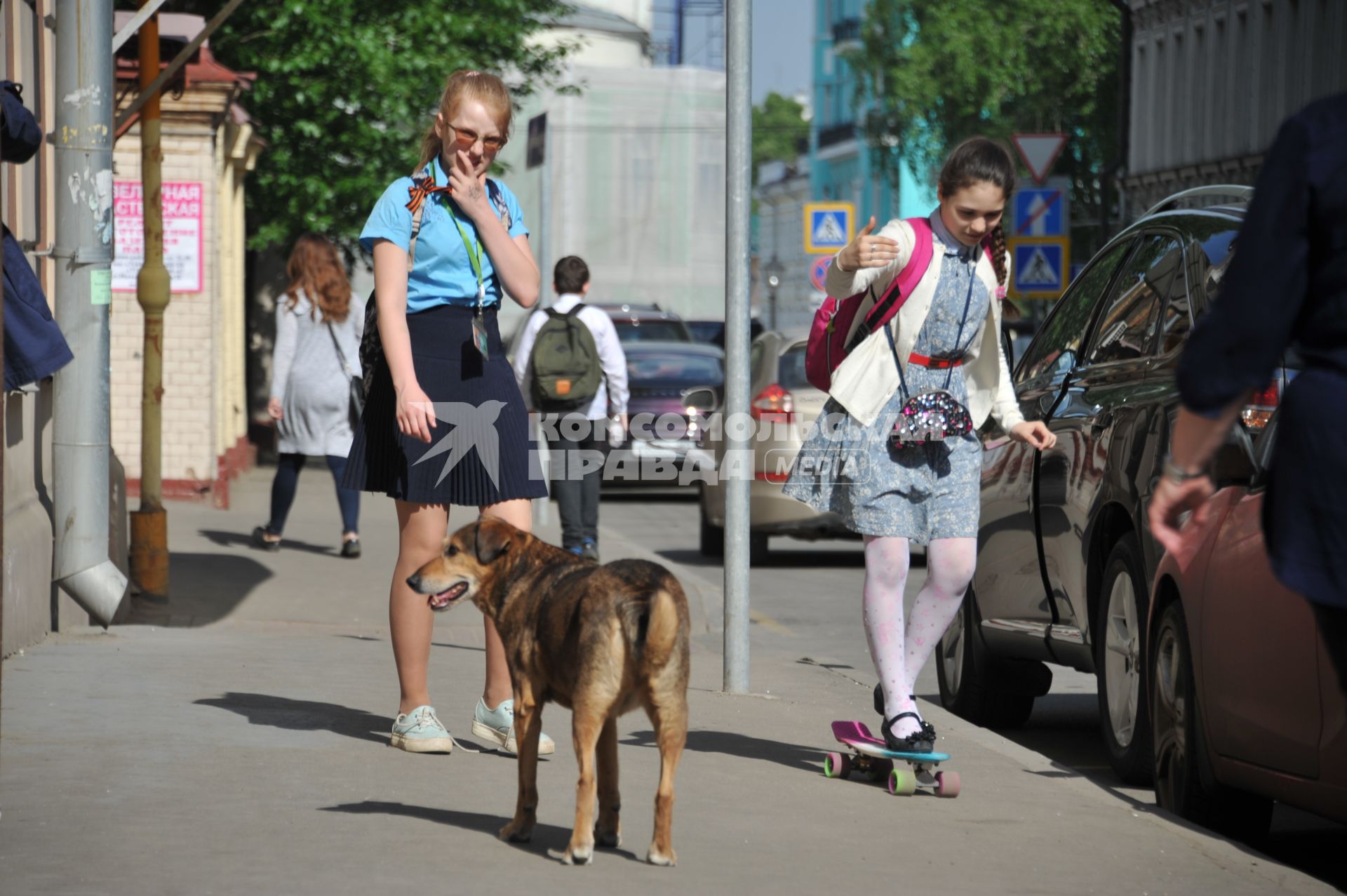 Москва. Девочка катается на скейтборде.