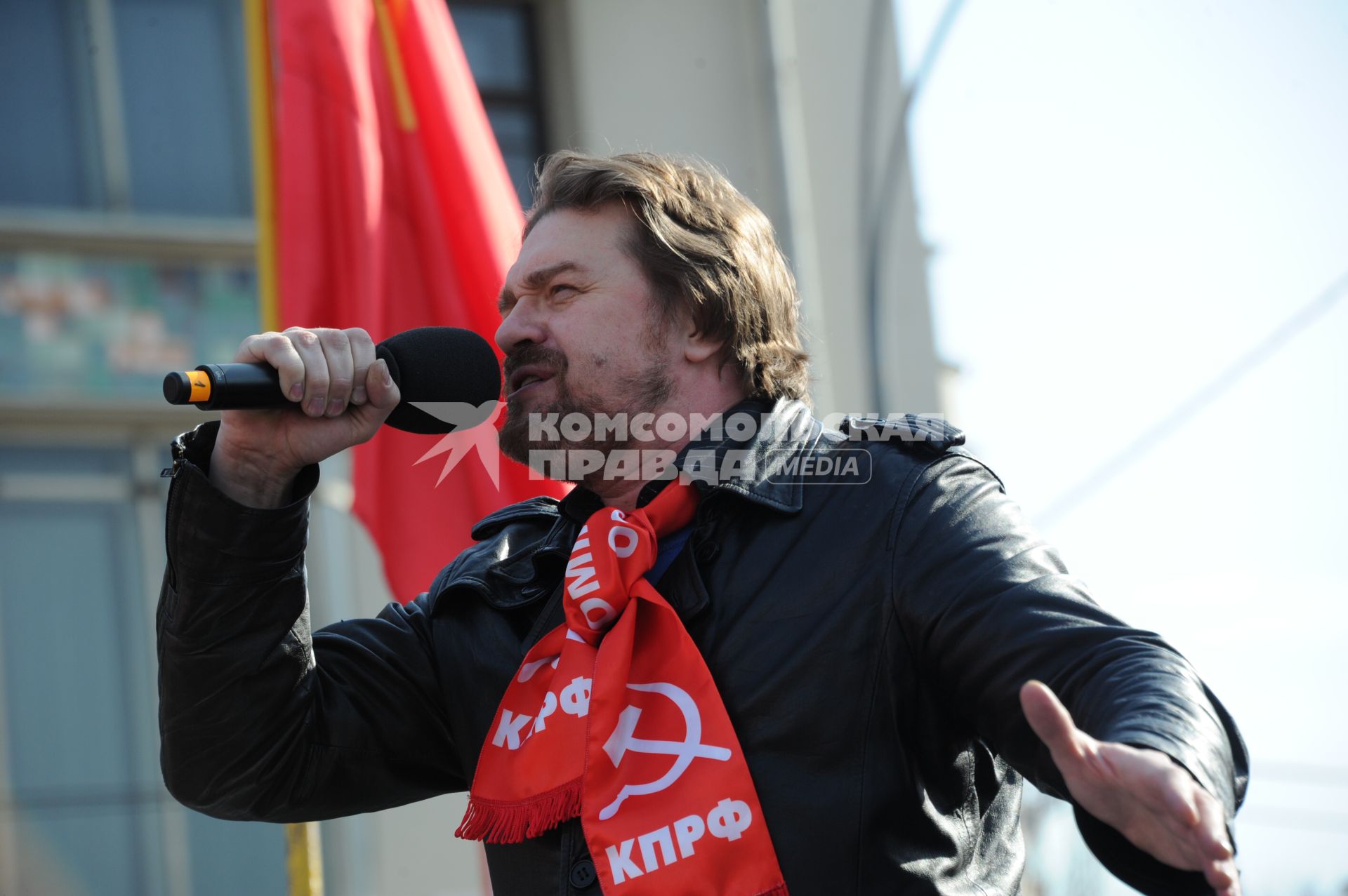 Москва. Актер Николай Сахаров выступил на митинге   КПРФ в поддержку Крыма, Севастополя и Юго-Востока Украины,который прошел на площади Революции.