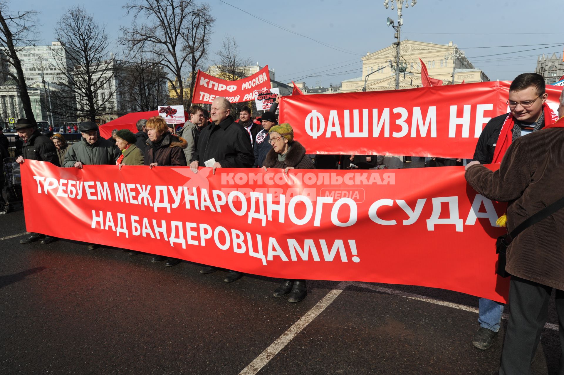 Москва. На площади Революции, прошла многотысячная акция КПРФ в поддержку Крыма, Севастополя и Юго-Востока Украины.