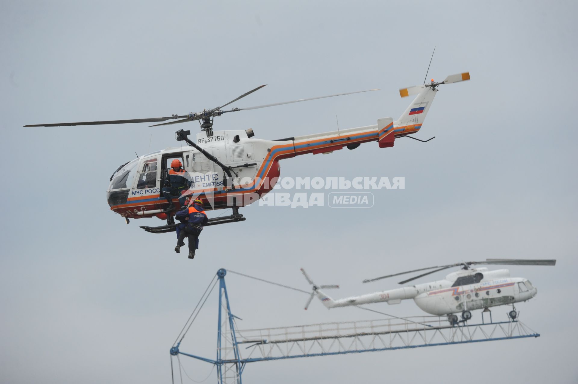 Московская область,  Ногинск.  Высадка сотрудников МЧС с вертолета BO-105 на демонстрационных учениях в рамках открытия Международного салона `Комплексная безопасность-2016`.