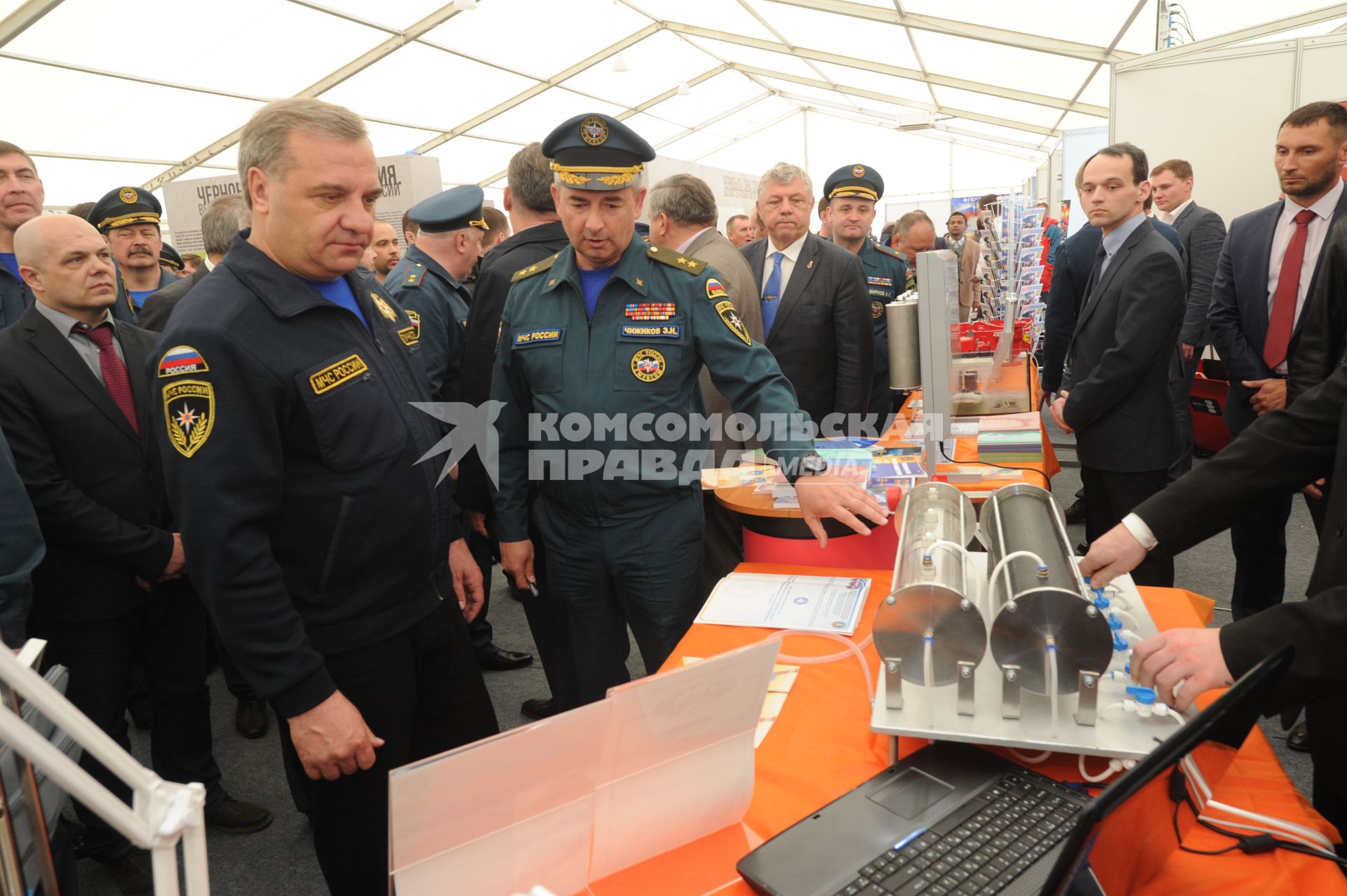 Московская область,  Ногинск.  Министр РФ по делам гражданской обороны, чрезвычайным ситуациям и ликвидации последствий стихийных бедствий Владимир Пучков (второй слева)  и генерал-лейтенант Чижиков Эдуард (третий слева) на открытии Международного салона `Комплексная безопасность-2016`.