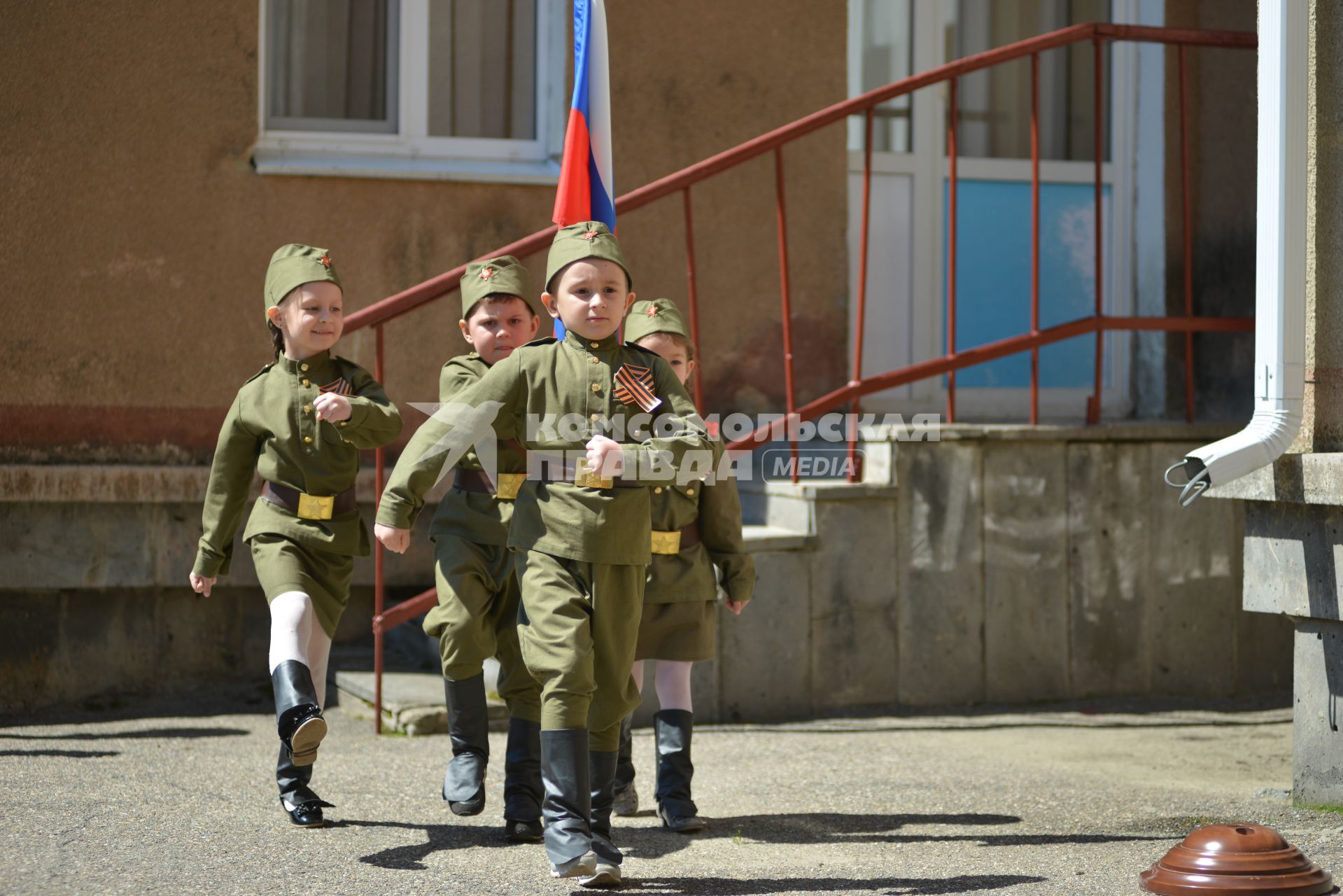 Ставрополь. Воспитанники детских садов соревновались в ловкости и эрудиции во время проведения военно-патриотической игры `Зарничка`.