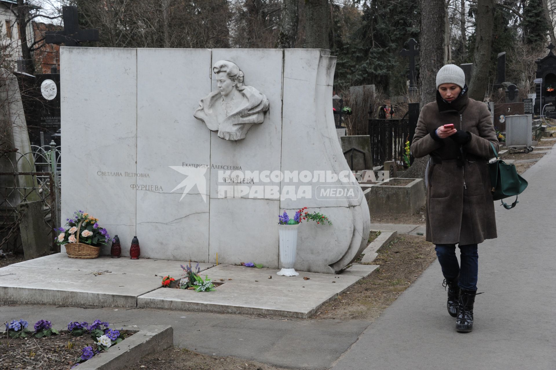 Москва.    Могила  министра культуры СССР  Екатерины  Фурцевой  на Новодевичьем кладбище.