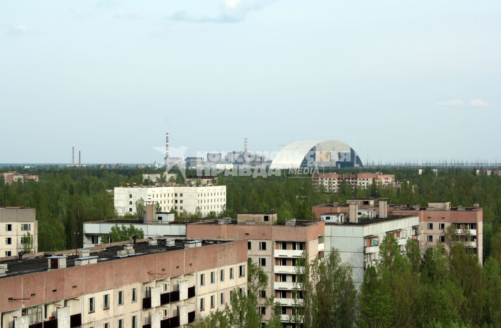 Украина. Зона отчуждения, город Припять, вид с крыши высотки на улице Героев Сталинграда на ЧАЭС.
