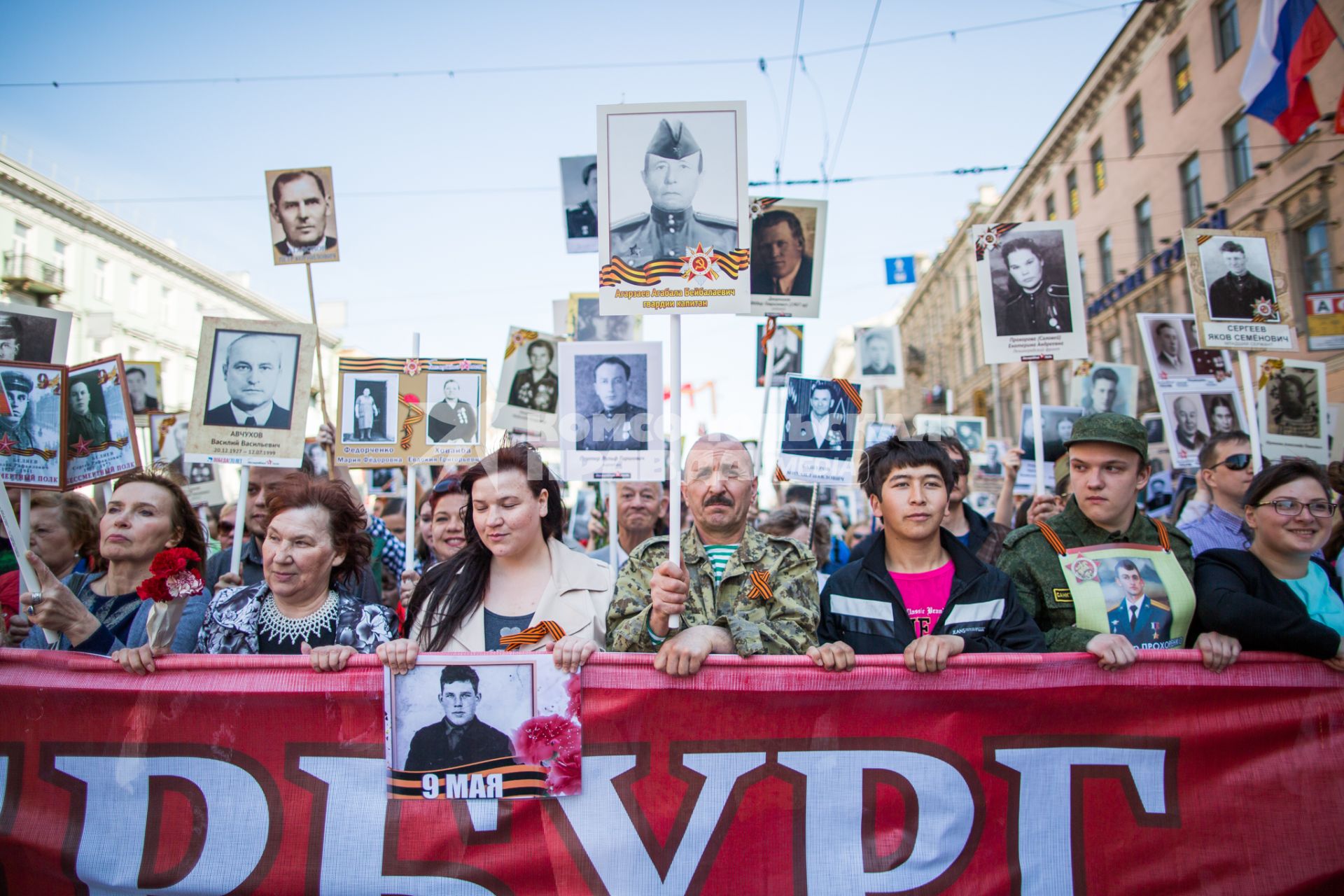 Санкт-Петербург. Участники акции памяти `Бессмертный полк` во время шествия в День Победы.