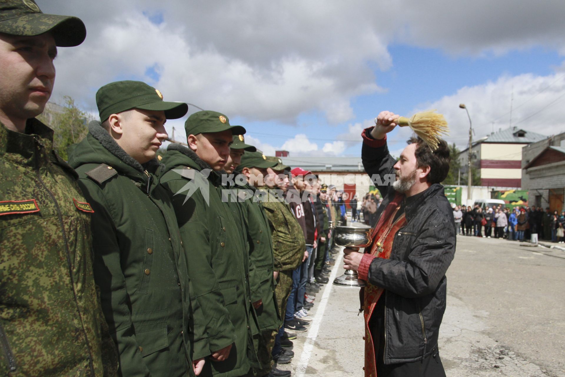 Барнаул.  Священник благословляет будущих солдат на благополучную службу.
