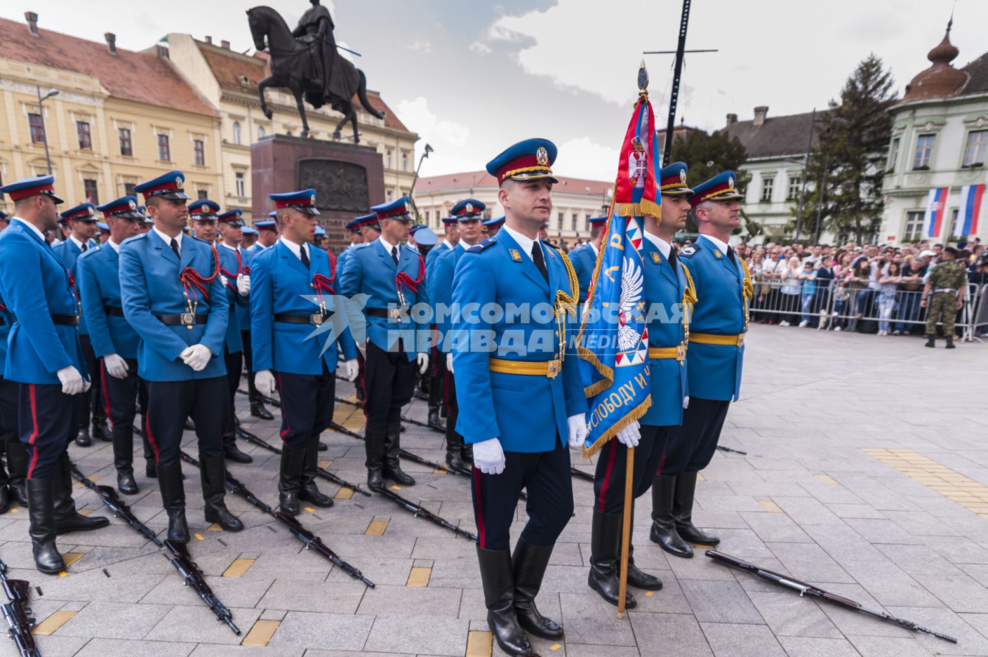 Сербия. Зренянин. Первый , после распада Югославии,  военный парад   в честь Дня Победы.