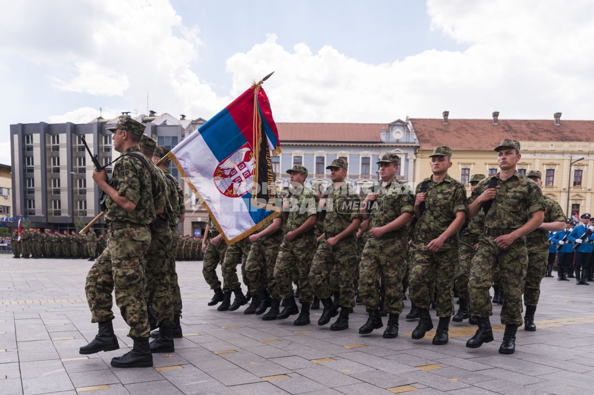 Сербия. Зренянин. Первый , после распада Югославии,  военный парад   в честь Дня Победы.