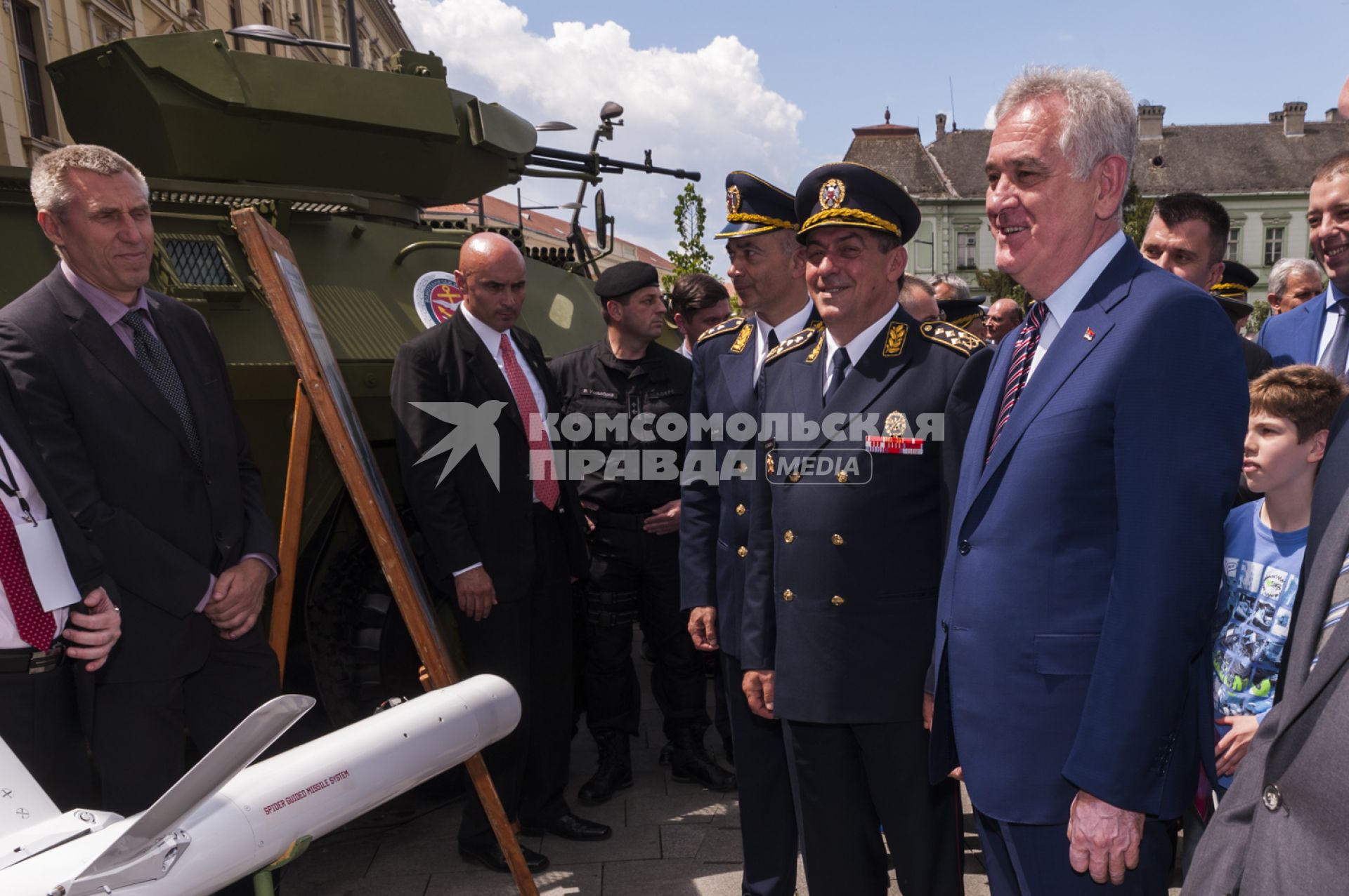 Сербия. Зренянин. Первый , после распада Югославии,  военный парад   в честь Дня Победы   открыл президент Республики Сербии Томислав Николич.