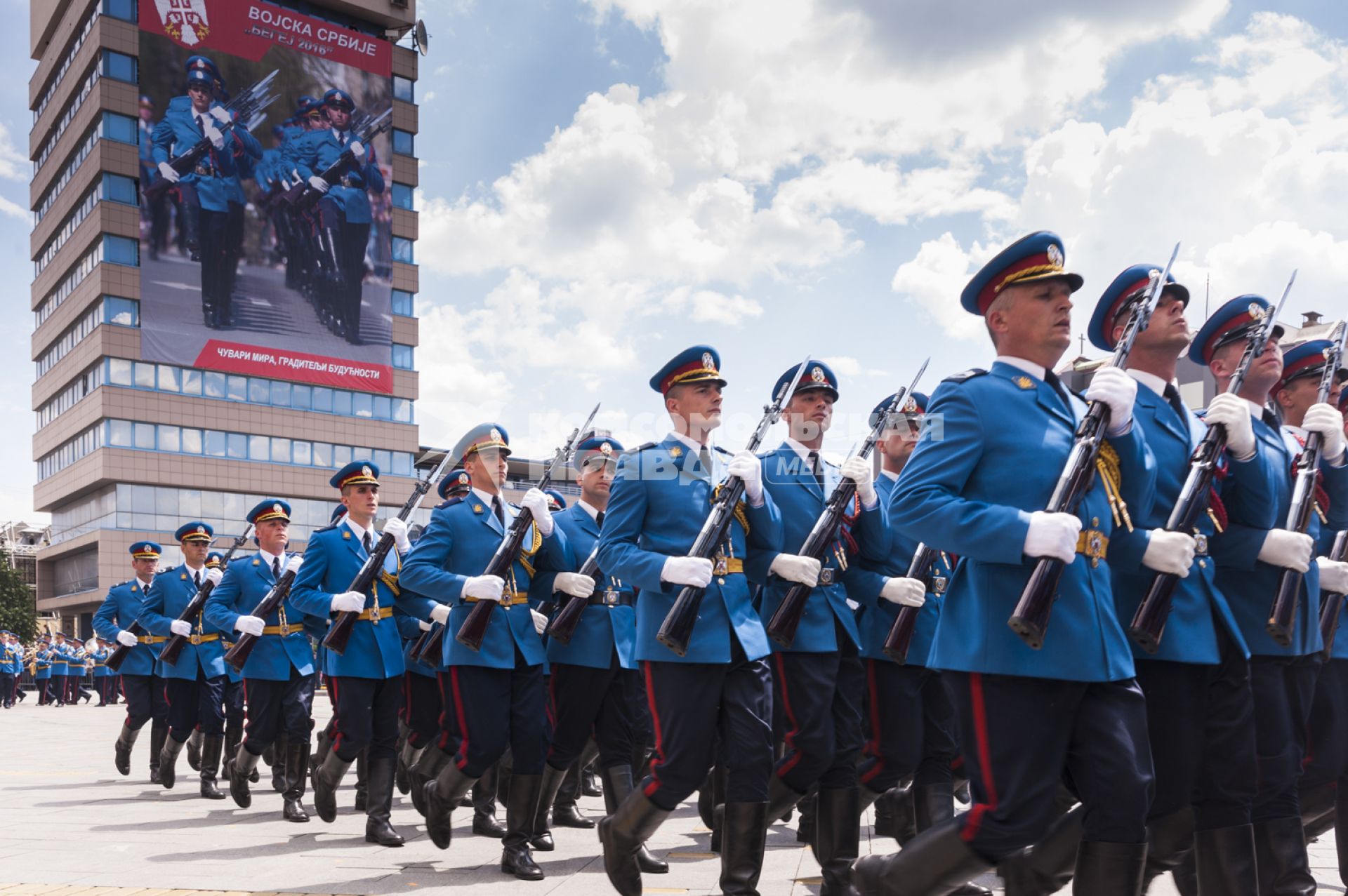 Сербия. Зренянин. Первый , после распада Югославии,  военный парад   в честь Дня Победы.