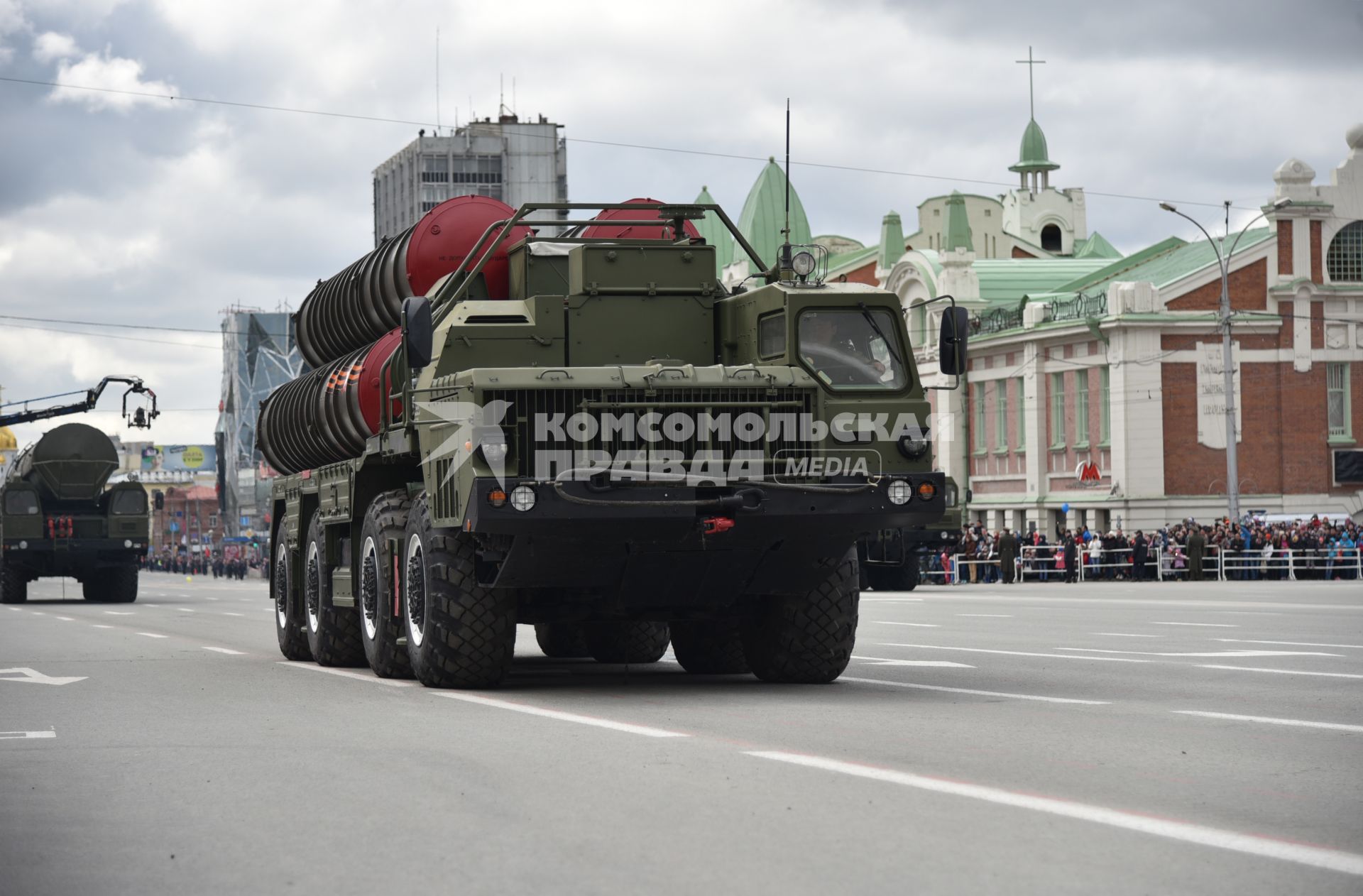 Новосибирск.  Зенитная ракетная система большой и средней дальности С-400 `Триумф` во время военного парада, посвященного 71-й годовщине Победы в Великой Отечественной войне.