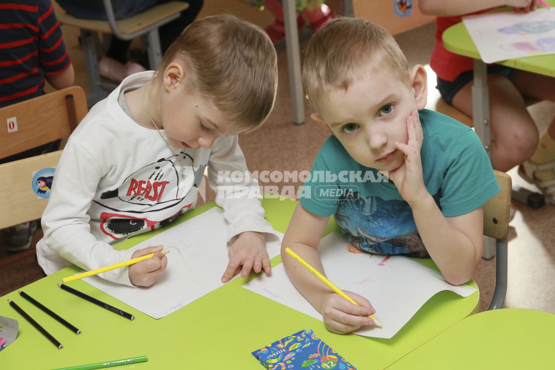Барнаул. Дети рисуют на занятиях  в детском саду.