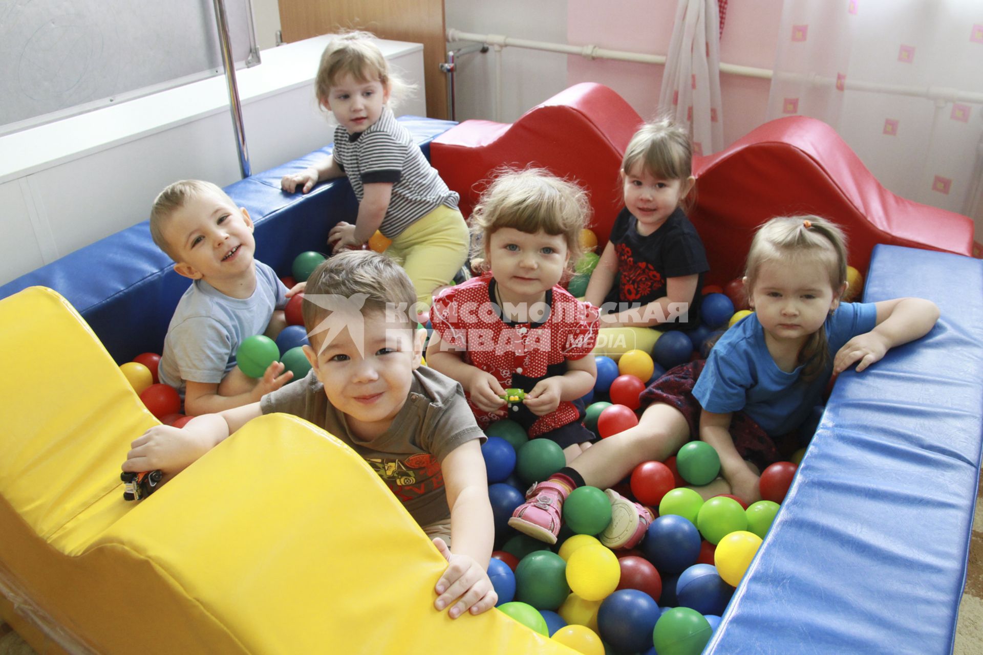 Барнаул. Дети среди игрушек в детском саду.