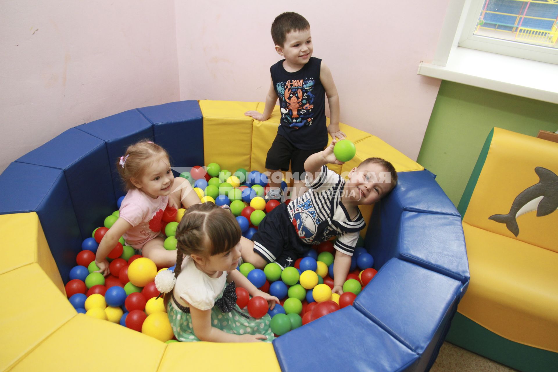 Барнаул. Дети среди игрушек в детском саду.
