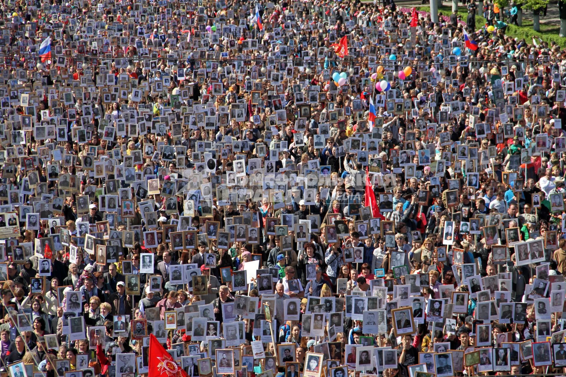 Уфа.  Участники акции памяти `Бессмертный полк` во время шествия в День Победы.