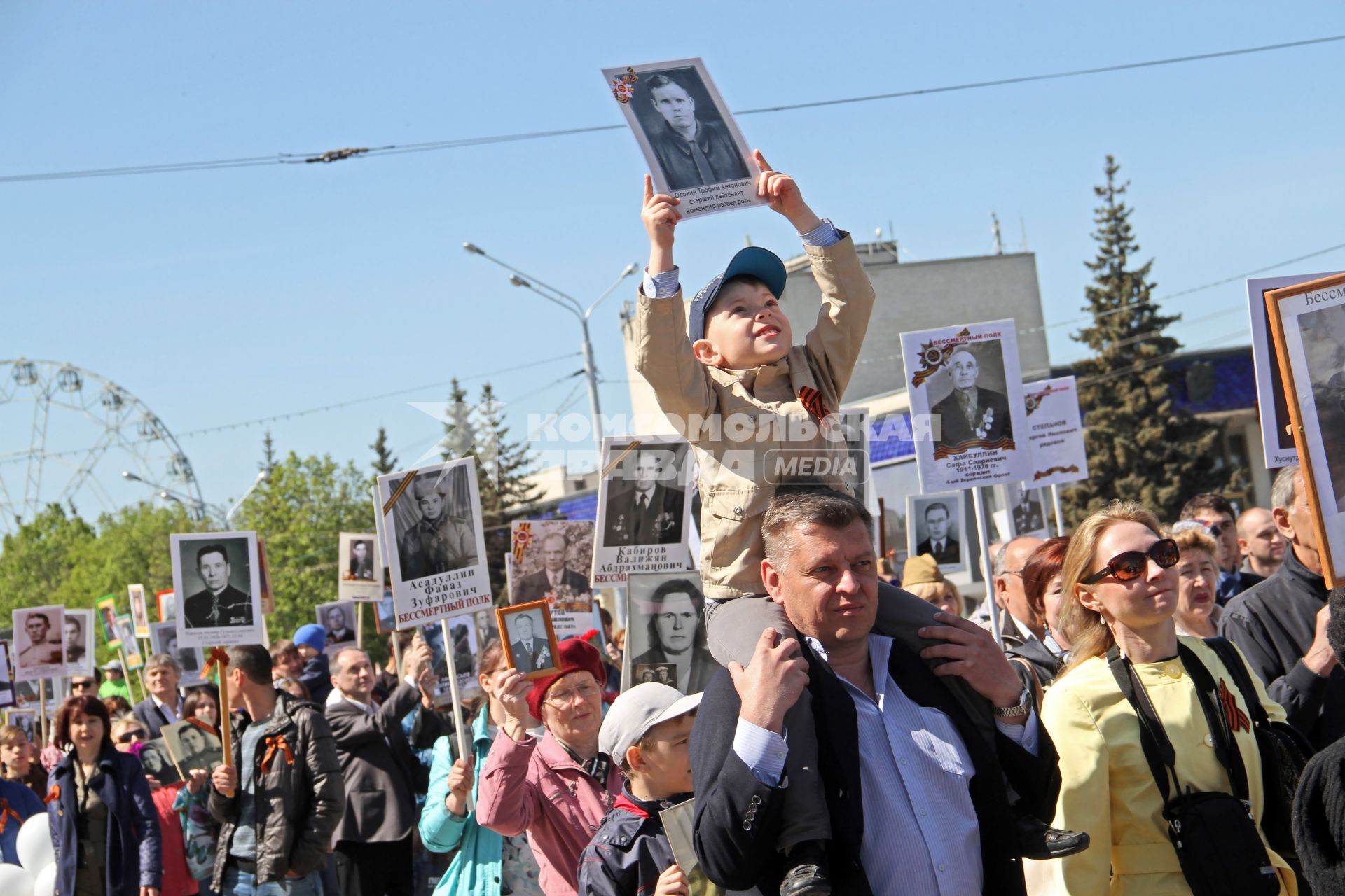 Уфа.  Участники акции памяти `Бессмертный полк` во время шествия в День Победы.