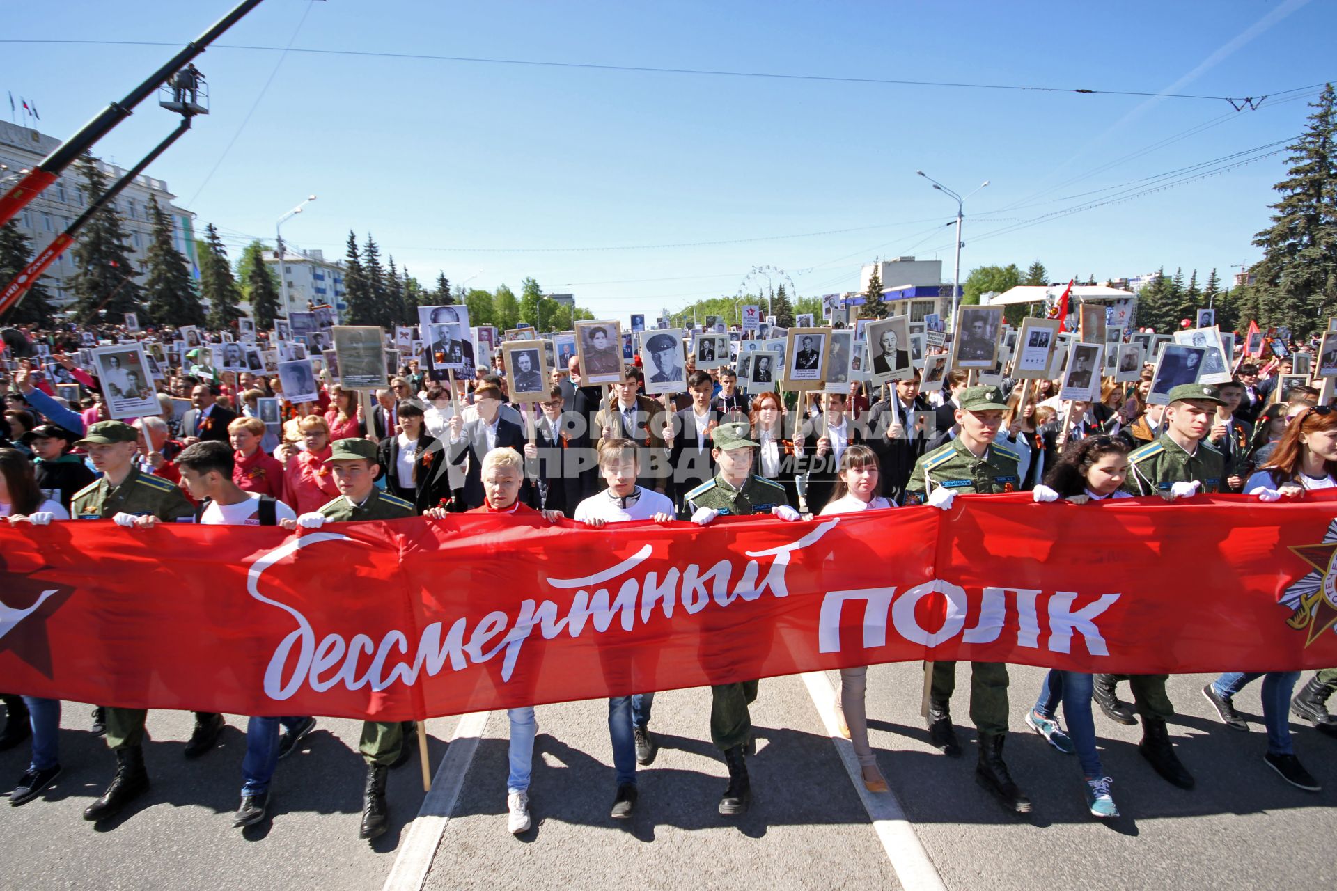 Уфа.  Участники акции памяти `Бессмертный полк` во время шествия в День Победы.