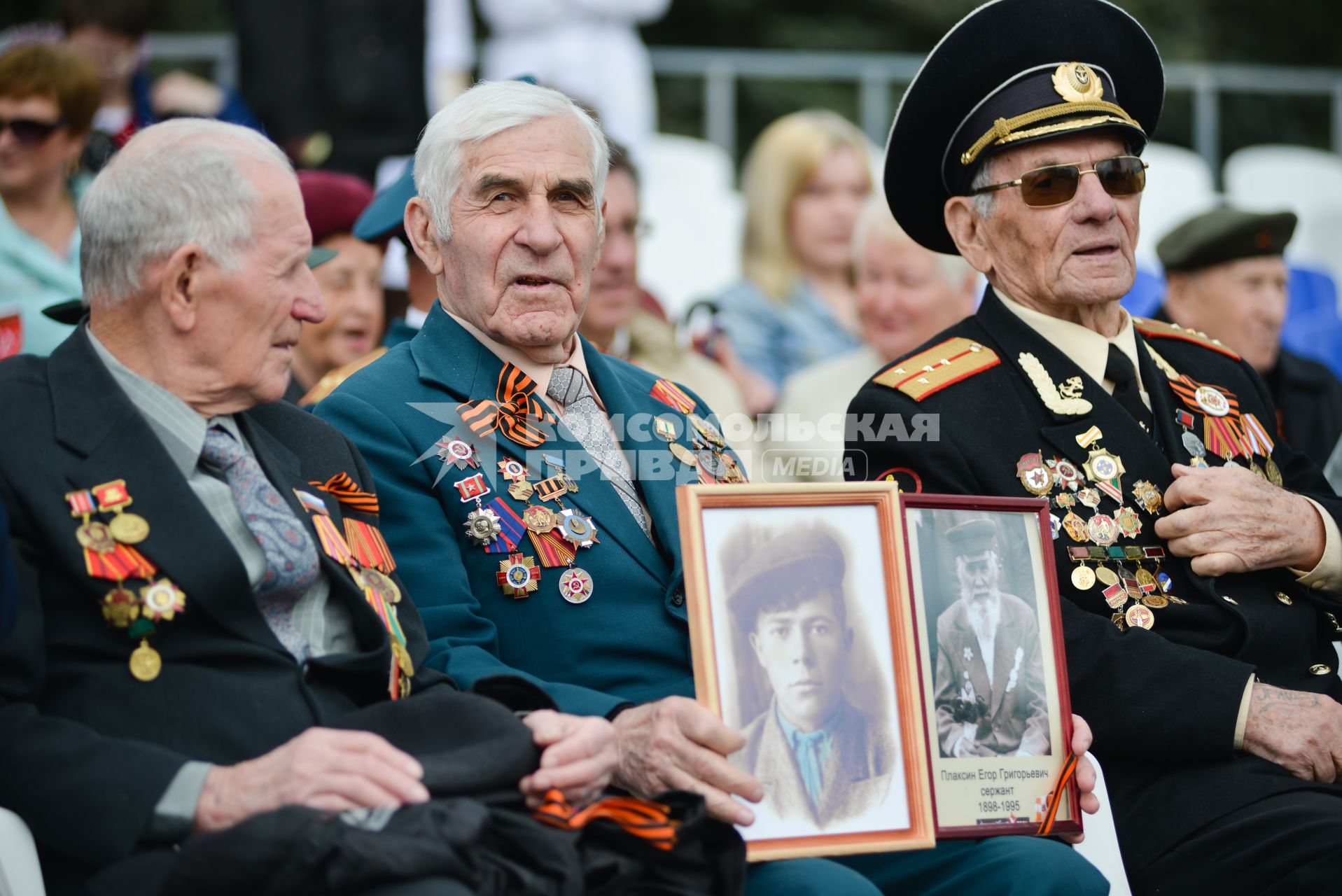 Ставрополь.  Участники акции памяти `Бессмертный полк` во время шествия в День Победы.