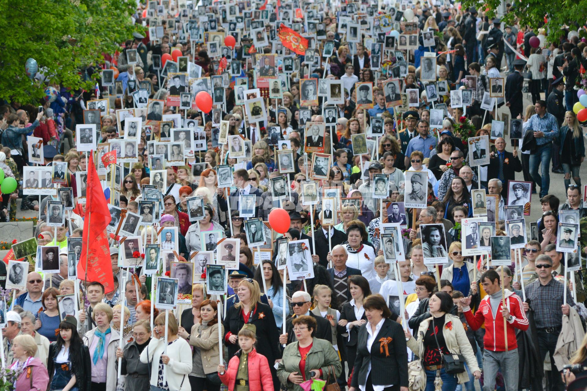 Ставрополь.  Участники акции памяти `Бессмертный полк` во время шествия в День Победы.