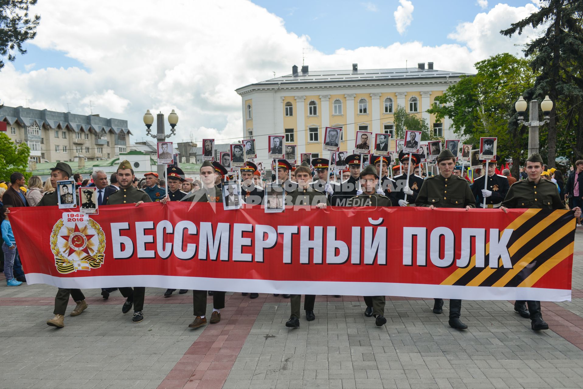 Ставрополь.  Участники акции памяти `Бессмертный полк` во время шествия в День Победы.