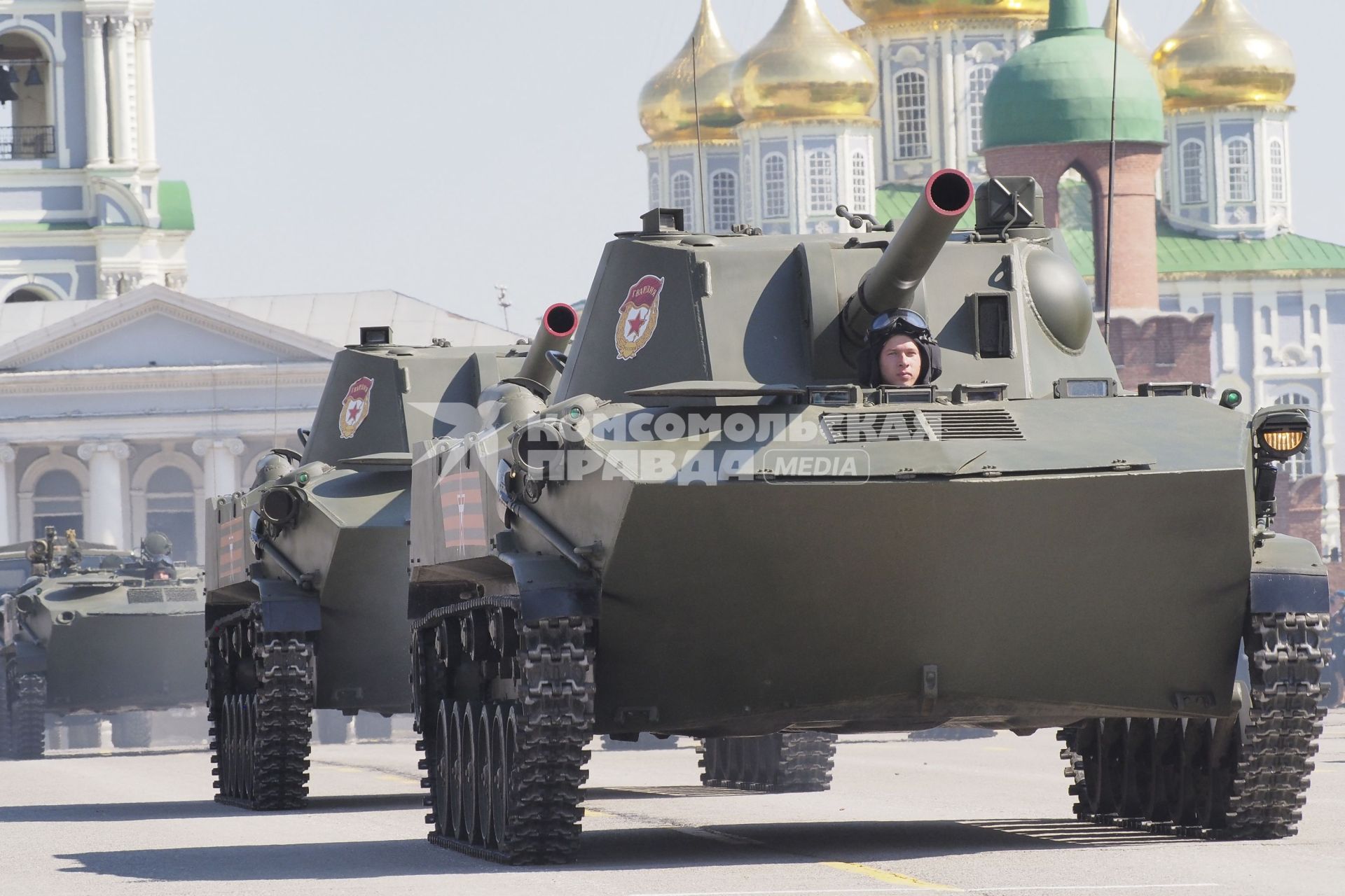 Тула. Проход военной техники  на главной городской площади во время военного парада,посвященного 71 -й годовщине Победы в Великой Отечественной войне.