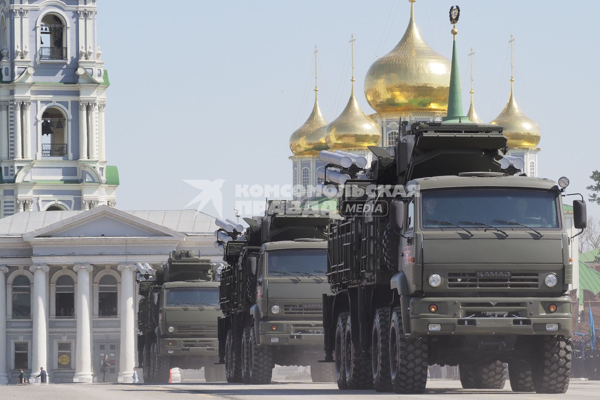 Тула. Проход военной техники  на главной городской площади во время военного парада,посвященного 71 -й годовщине Победы в Великой Отечественной войне.