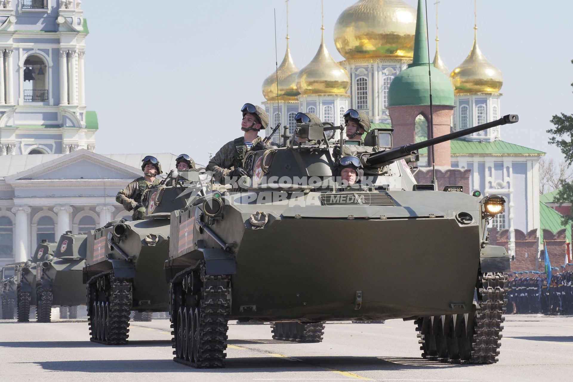 Тула. Проход военной техники  на главной городской площади во время военного парада,посвященного 71 -й годовщине Победы в Великой Отечественной войне.