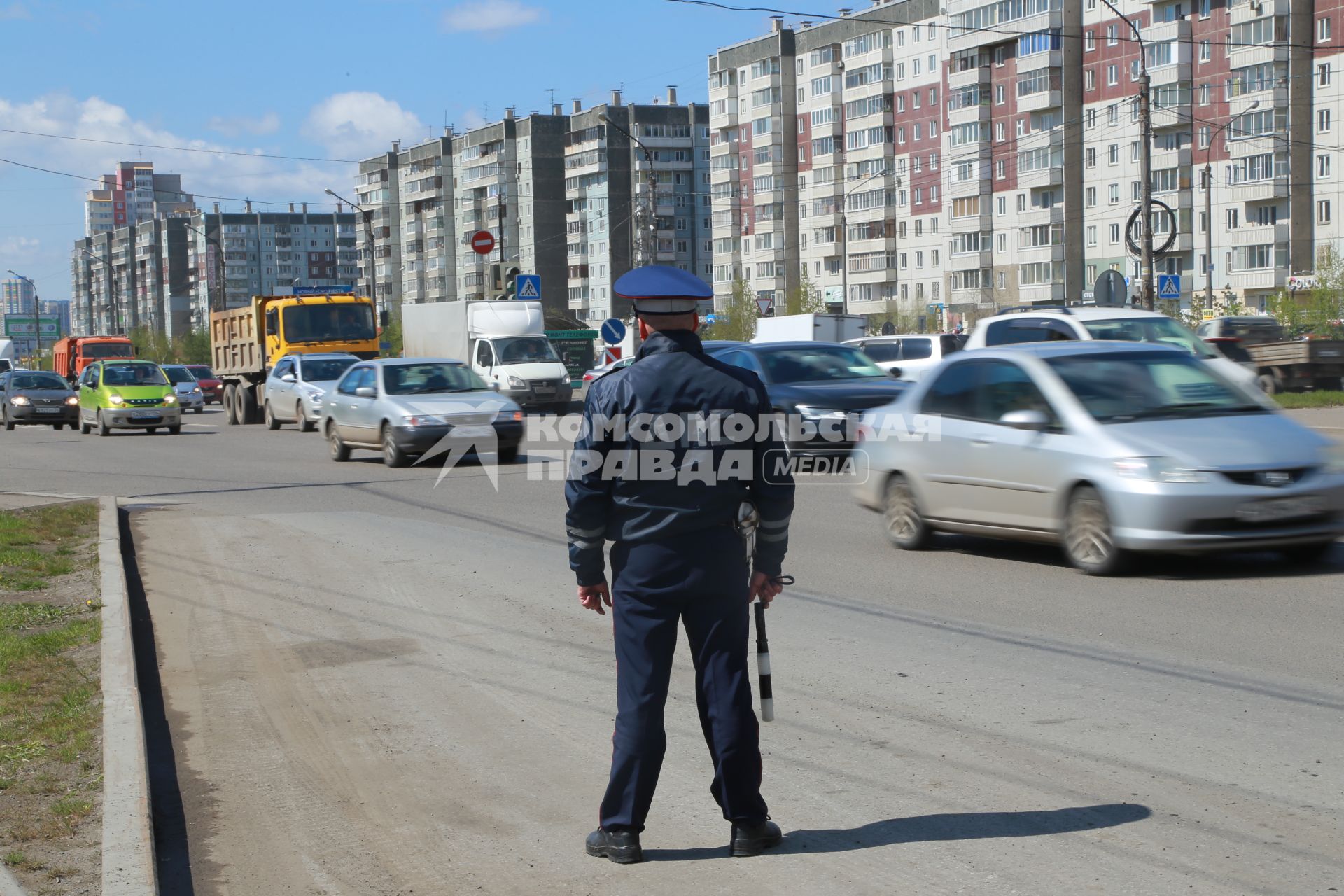 Красноярск.  Работа сотрудника ДПС на трассе.