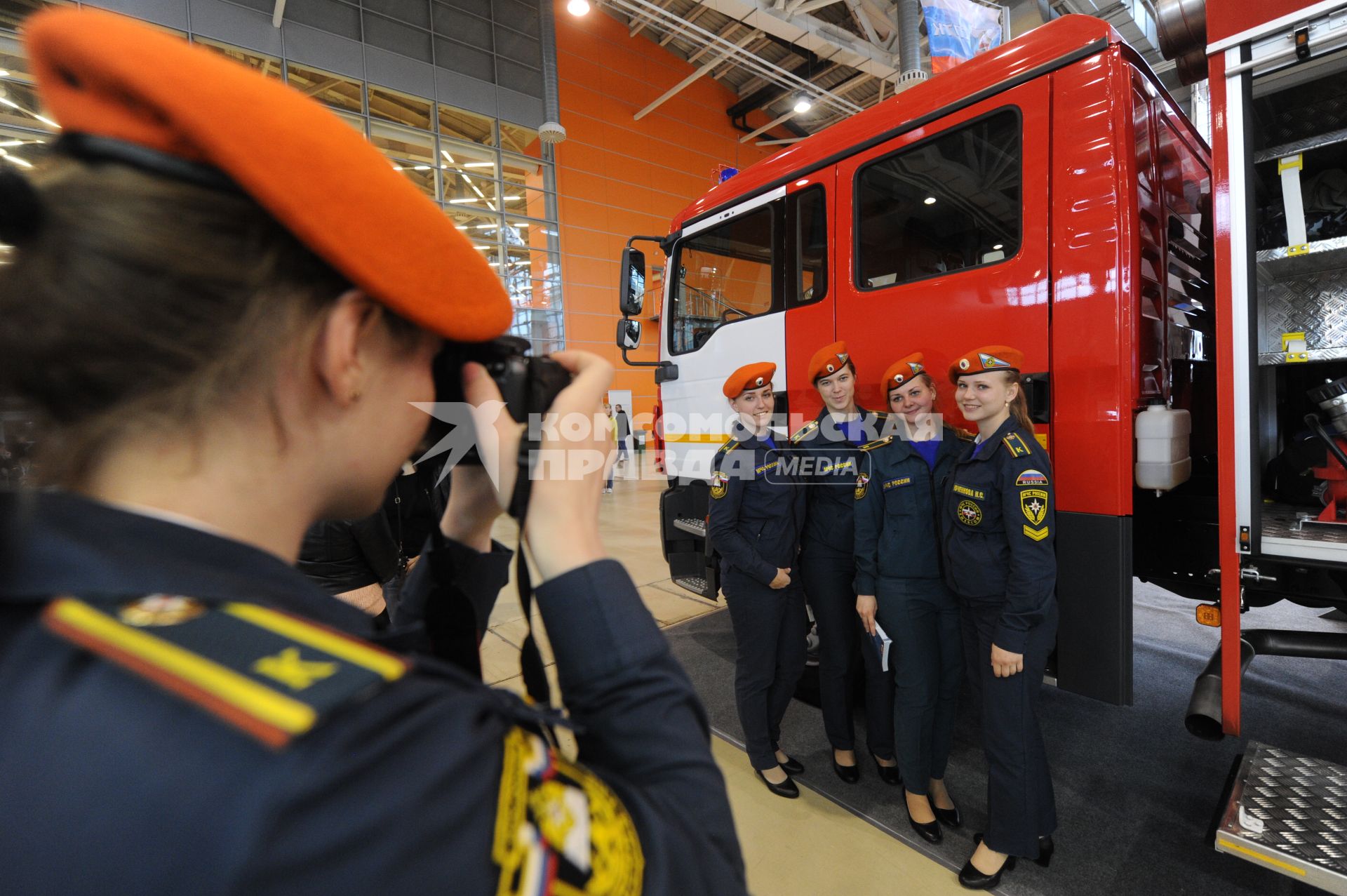 Москва. Сотрудницы МЧС   на IX Международном салоне `Комплексная безопасность - 2016` в павильоне на ВДНХ.