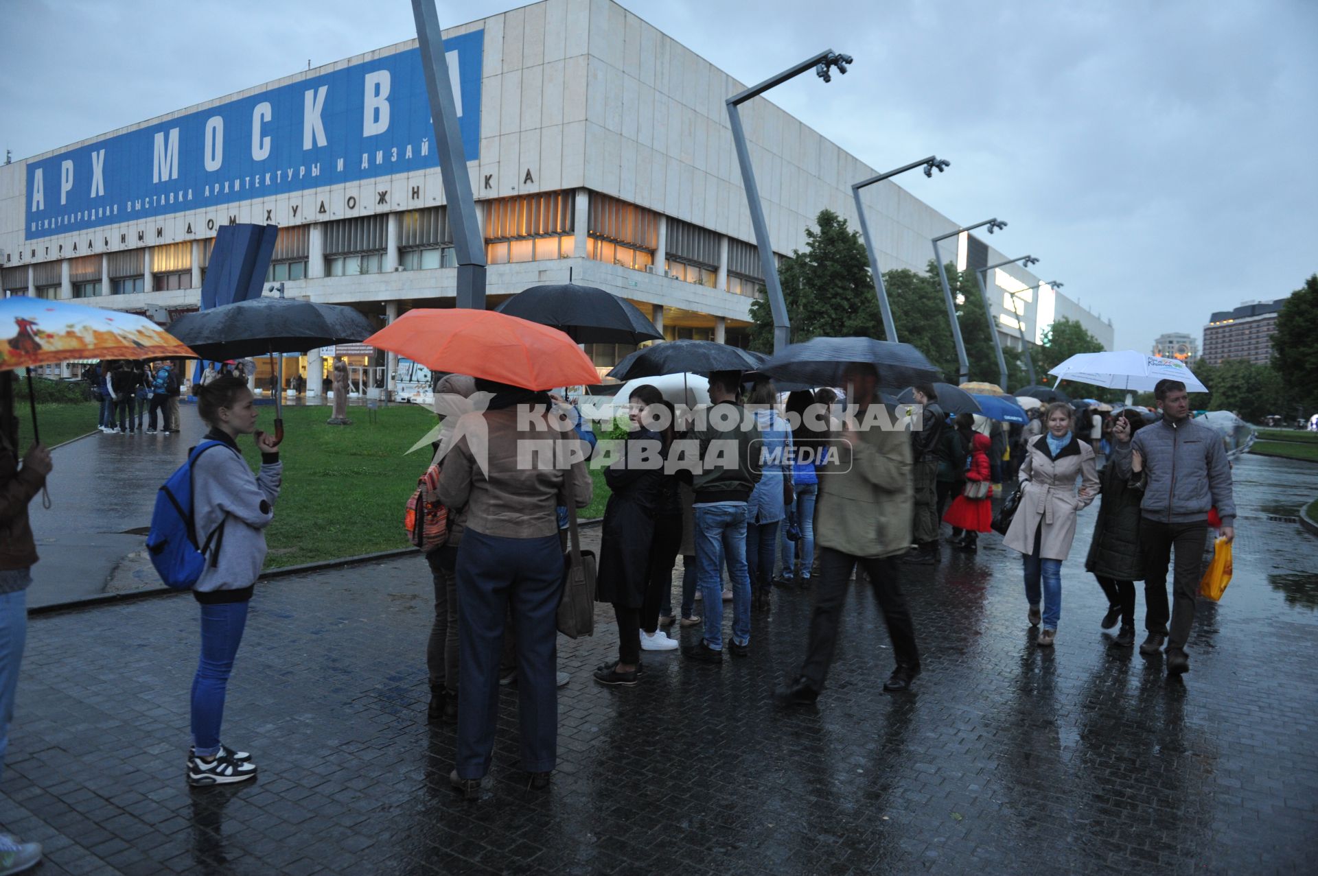 Москва.  Международная акция `Ночь в музее - 2016`.  Посетители стоят в очереди на вход в Третьяковскую галерею на Крымском Валу.