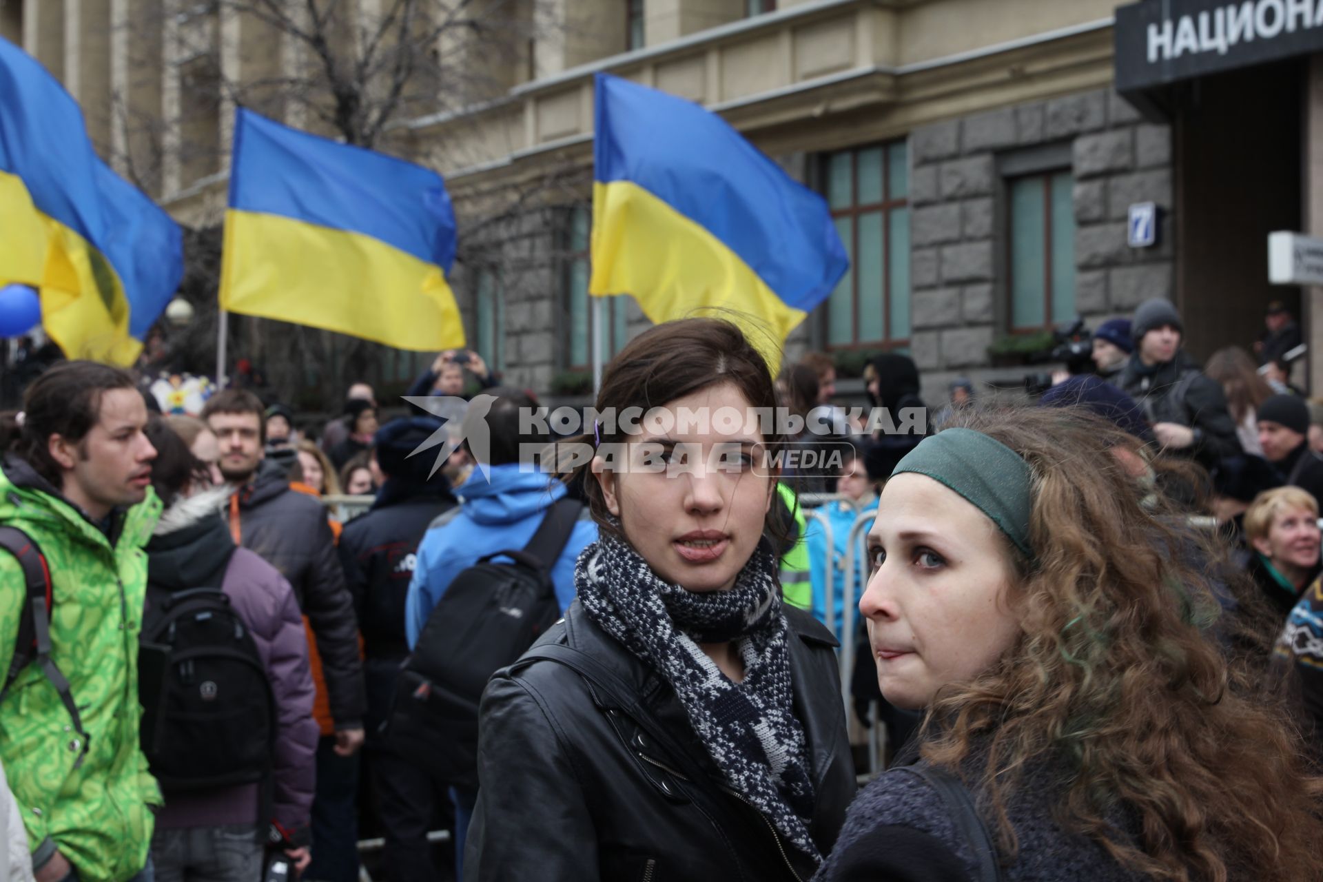 Москва.  Участницы панк-группы Pussy Riot Надежда Толоконникова и Мария Алехина (слева направо) во время митинга антивоенного `Марша мира` на проспекте Сахарова.