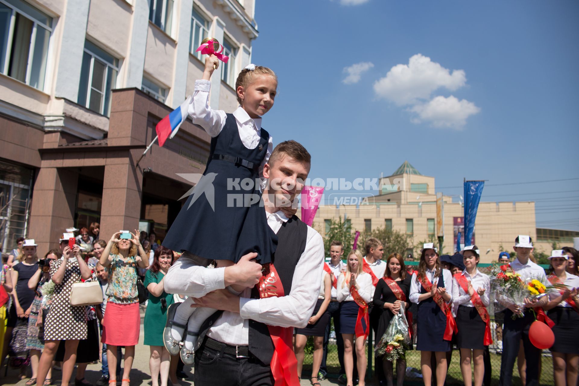 Челябинск. Последний звонок в школе. Первоклассница звонит в колокольчик.