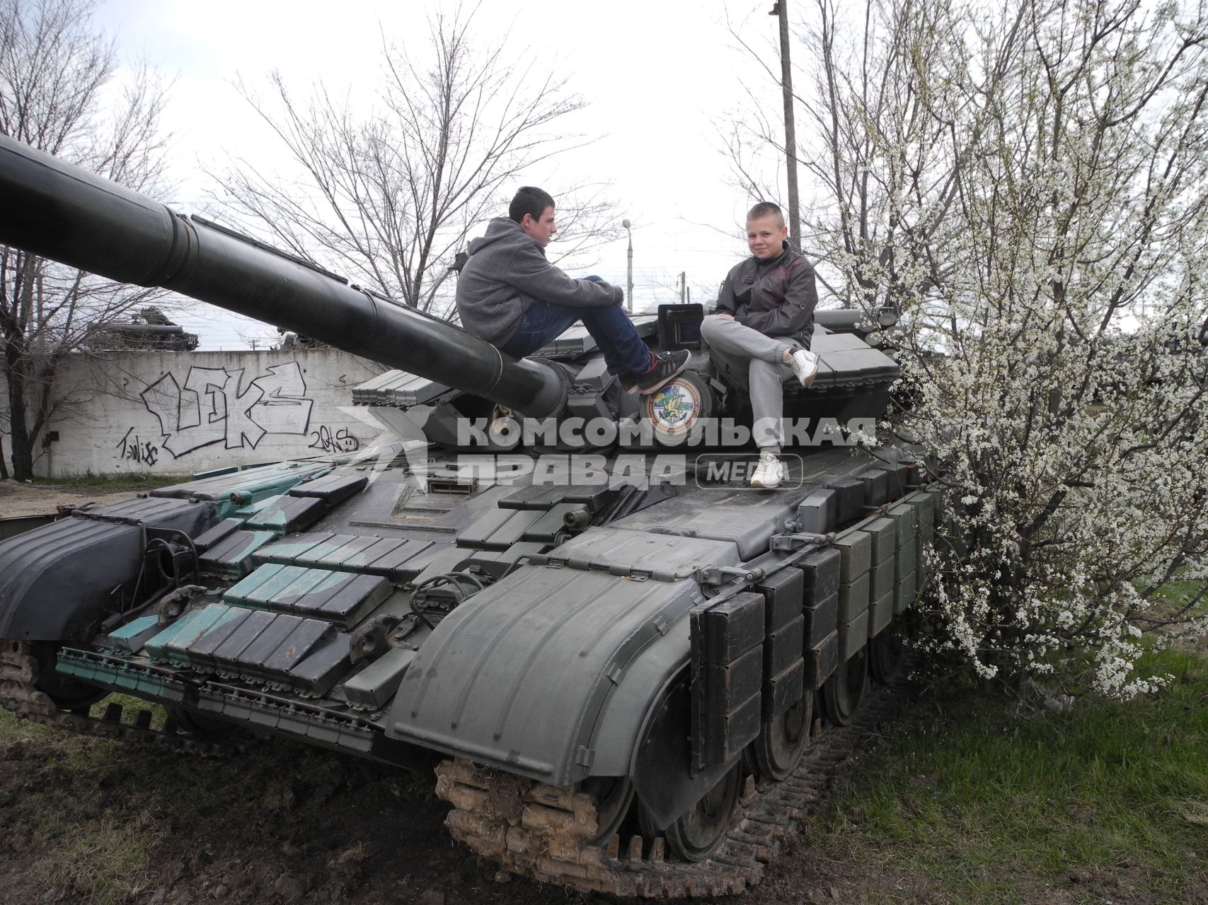 Крым, с.Перевальное. Часть военной  техники бывшего украинского , а теперь  российского гарнизона , подготавливают для возврата   Украине.