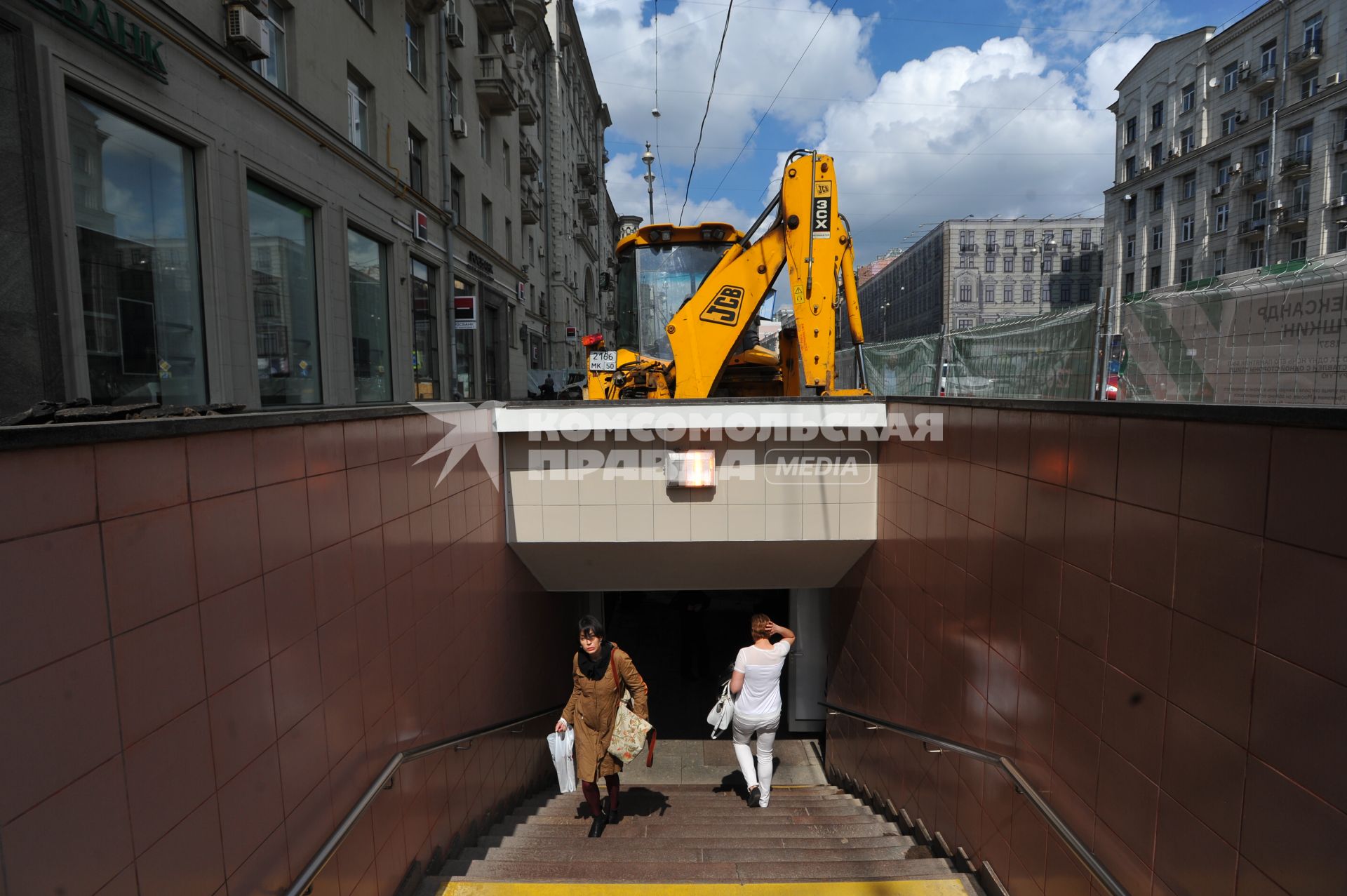 Москва. Рабочие начали ремонтные работы на  Тверской улице.