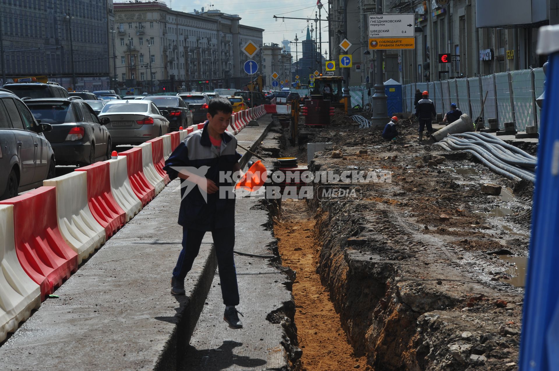 Москва. Рабочие начали ремонтные работы на  Тверской улице.