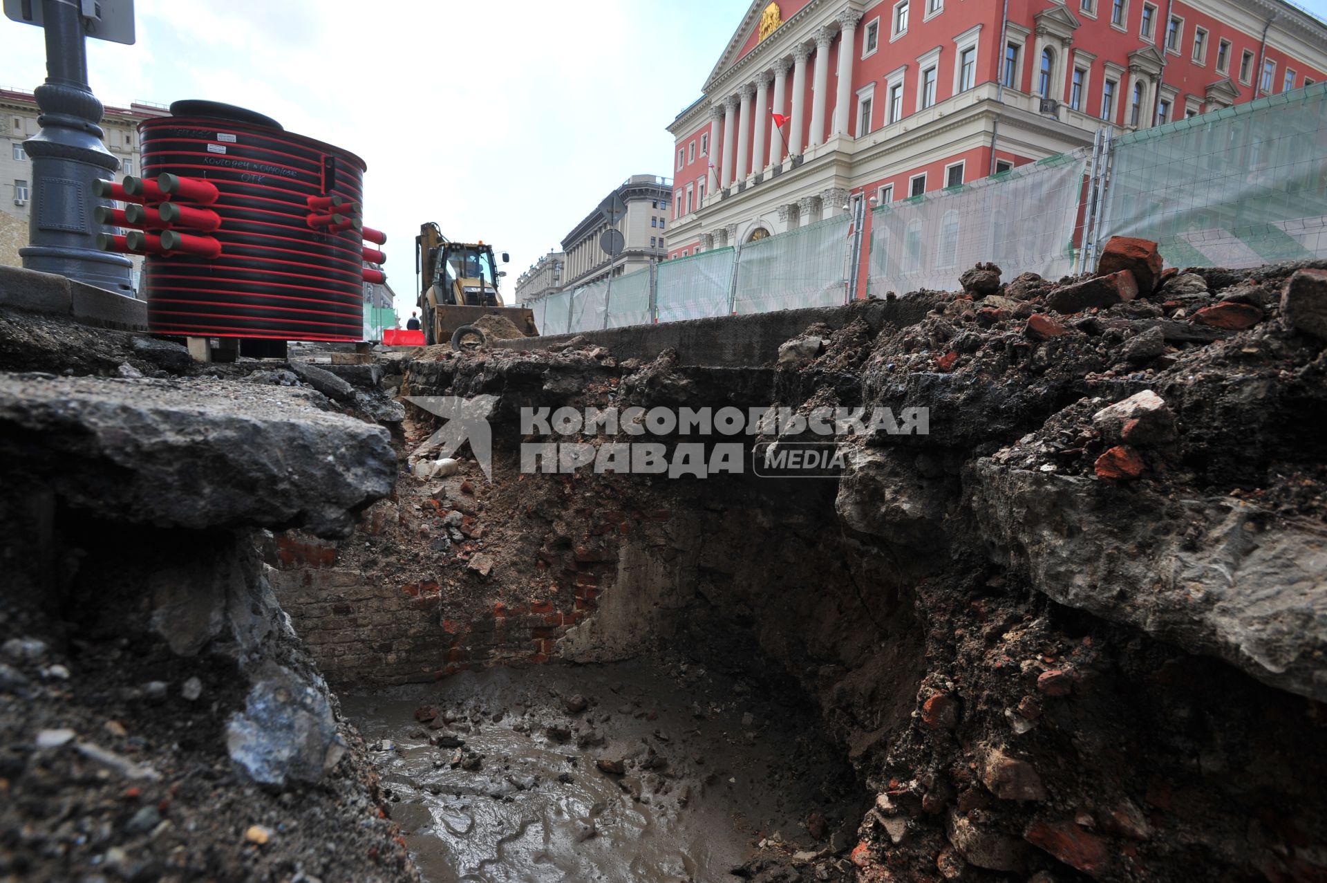 Москва. Рабочие начали ремонтные работы на  Тверской улице напротив здания  Мэрии.