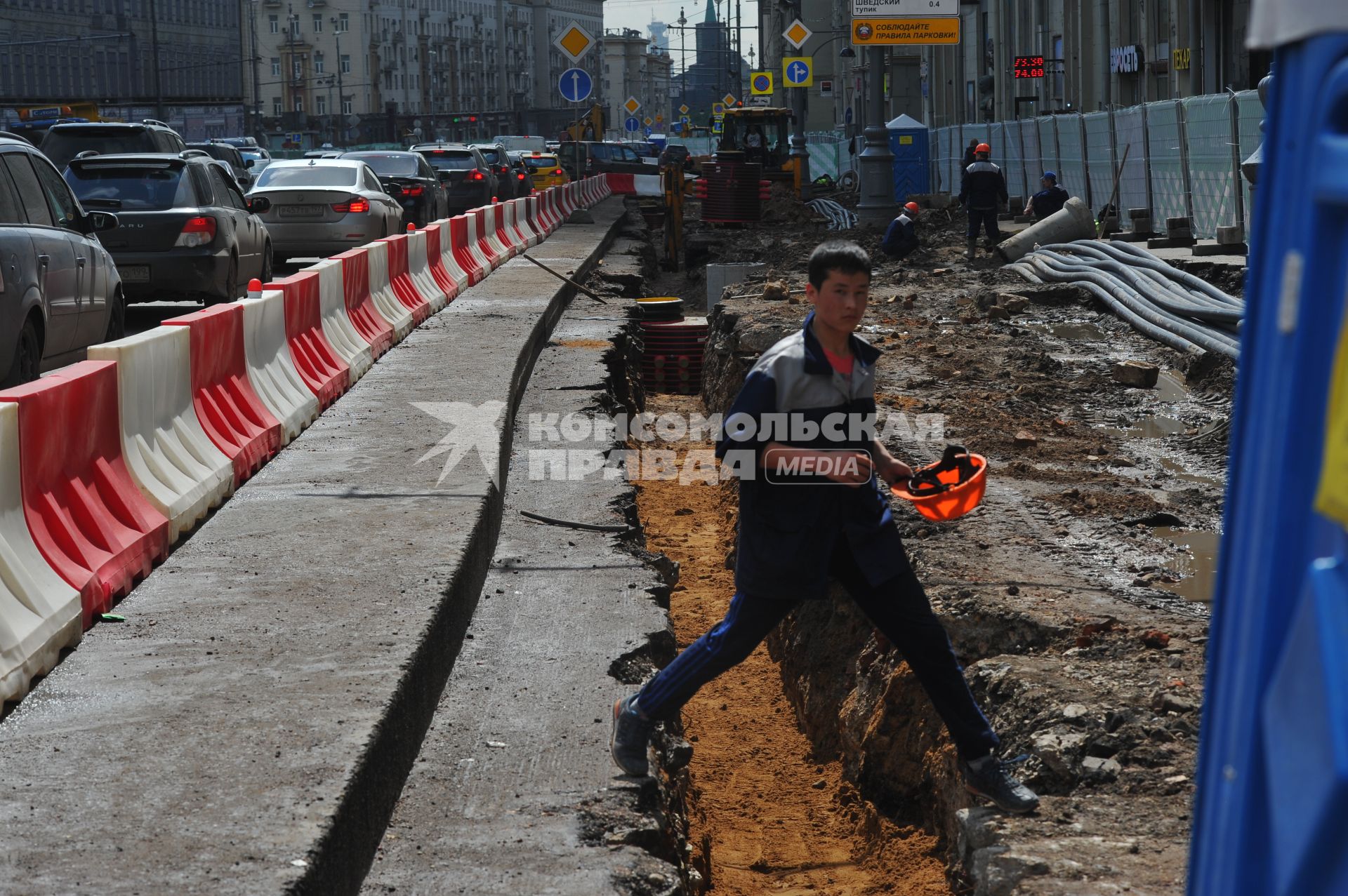 Москва. Рабочие начали ремонтные работы на  Тверской улице.